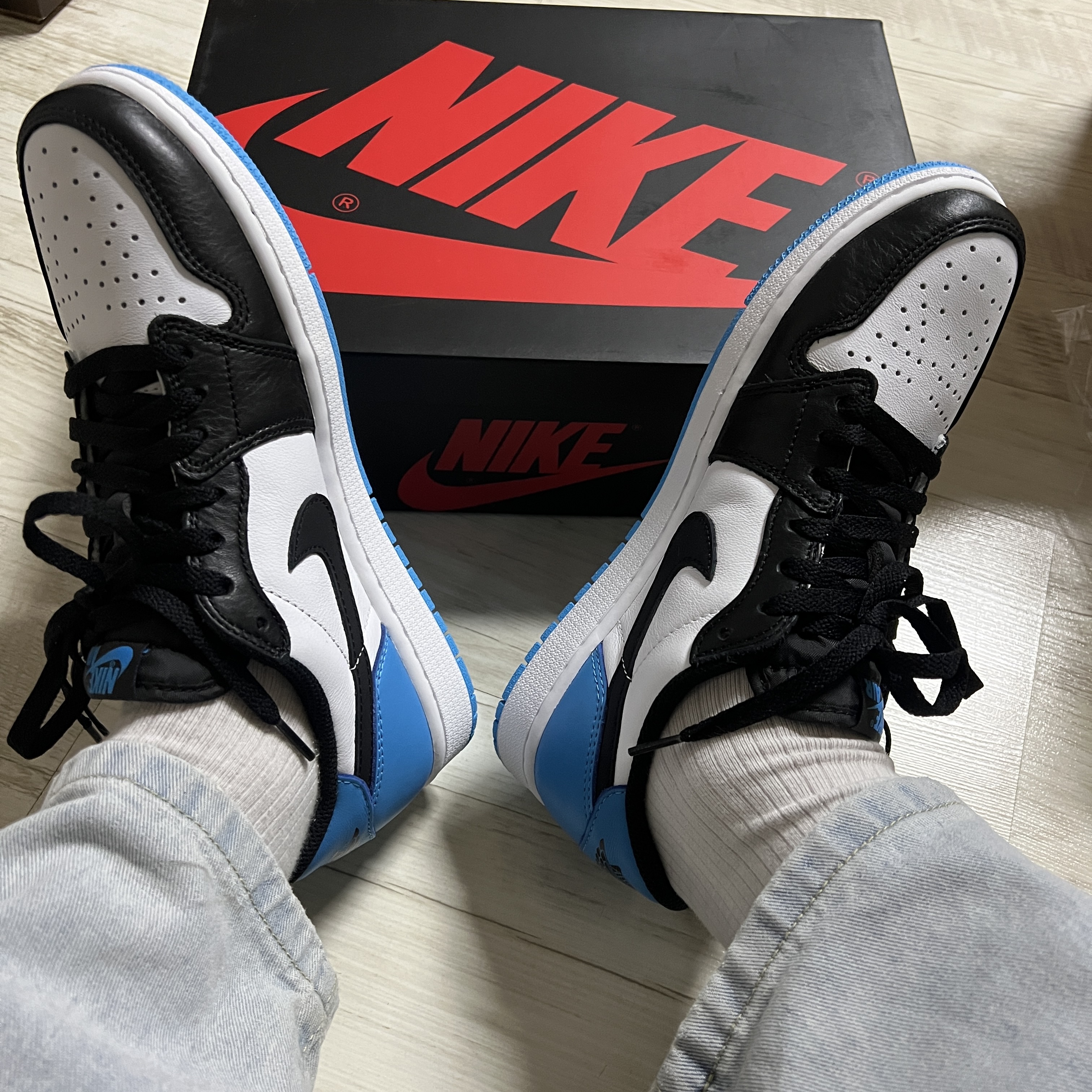 Jordan 1 Retro Low OG Black and Dark Powder Blue 착용 스타일