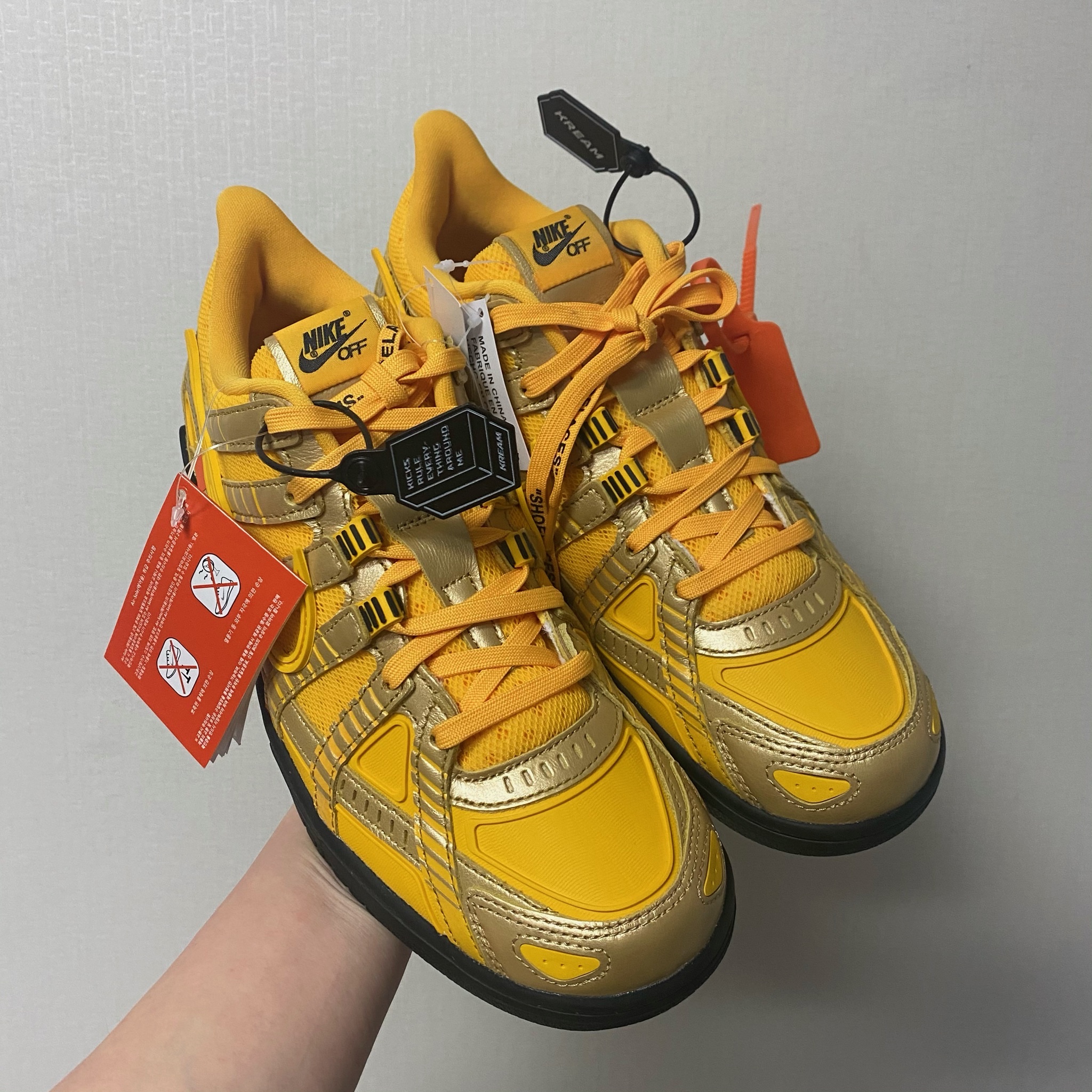 Nike x Off-White Air Rubber Dunk University Gold 착용 스타일 - 3