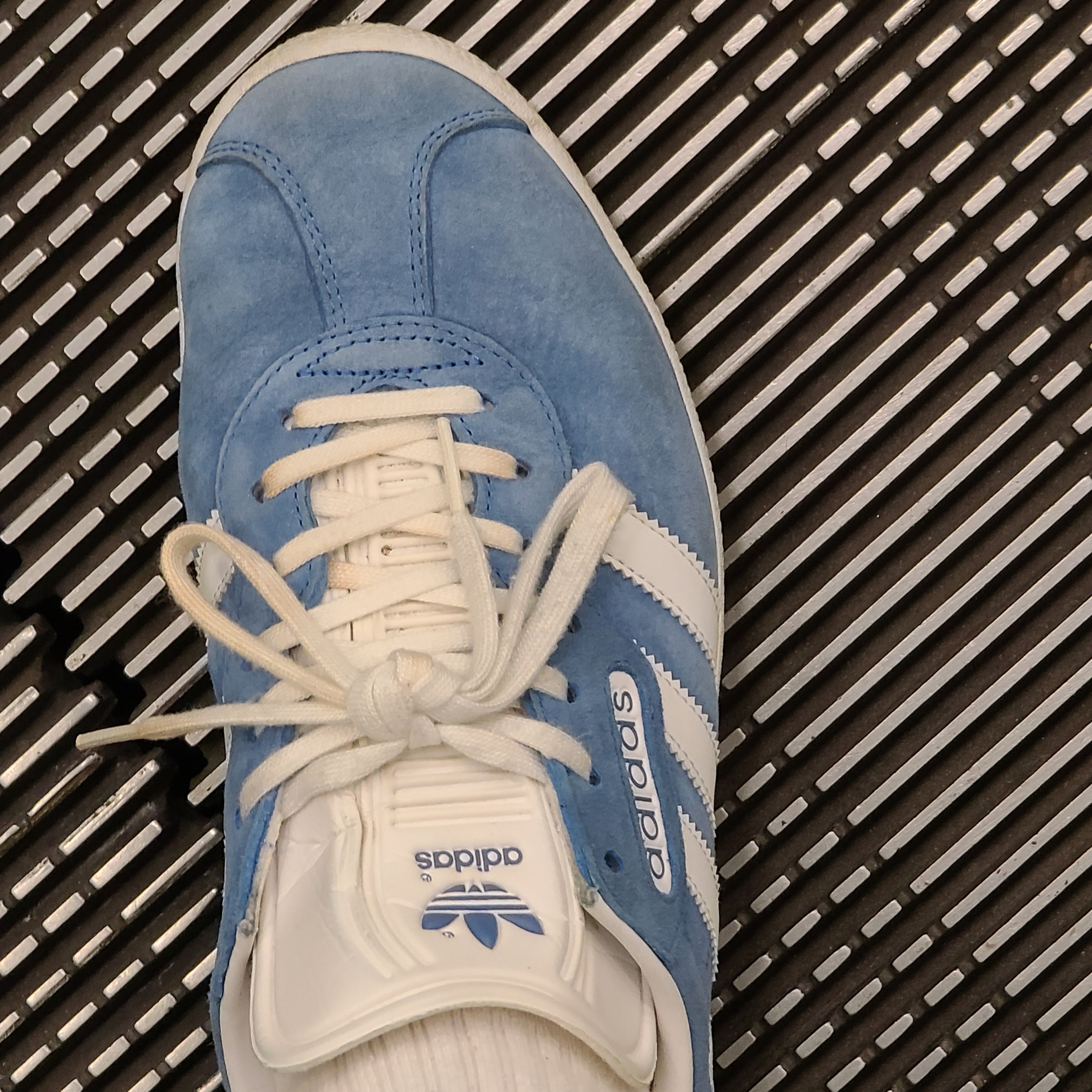 Adidas Gazelle Super Blue Vintage White 착용 스타일