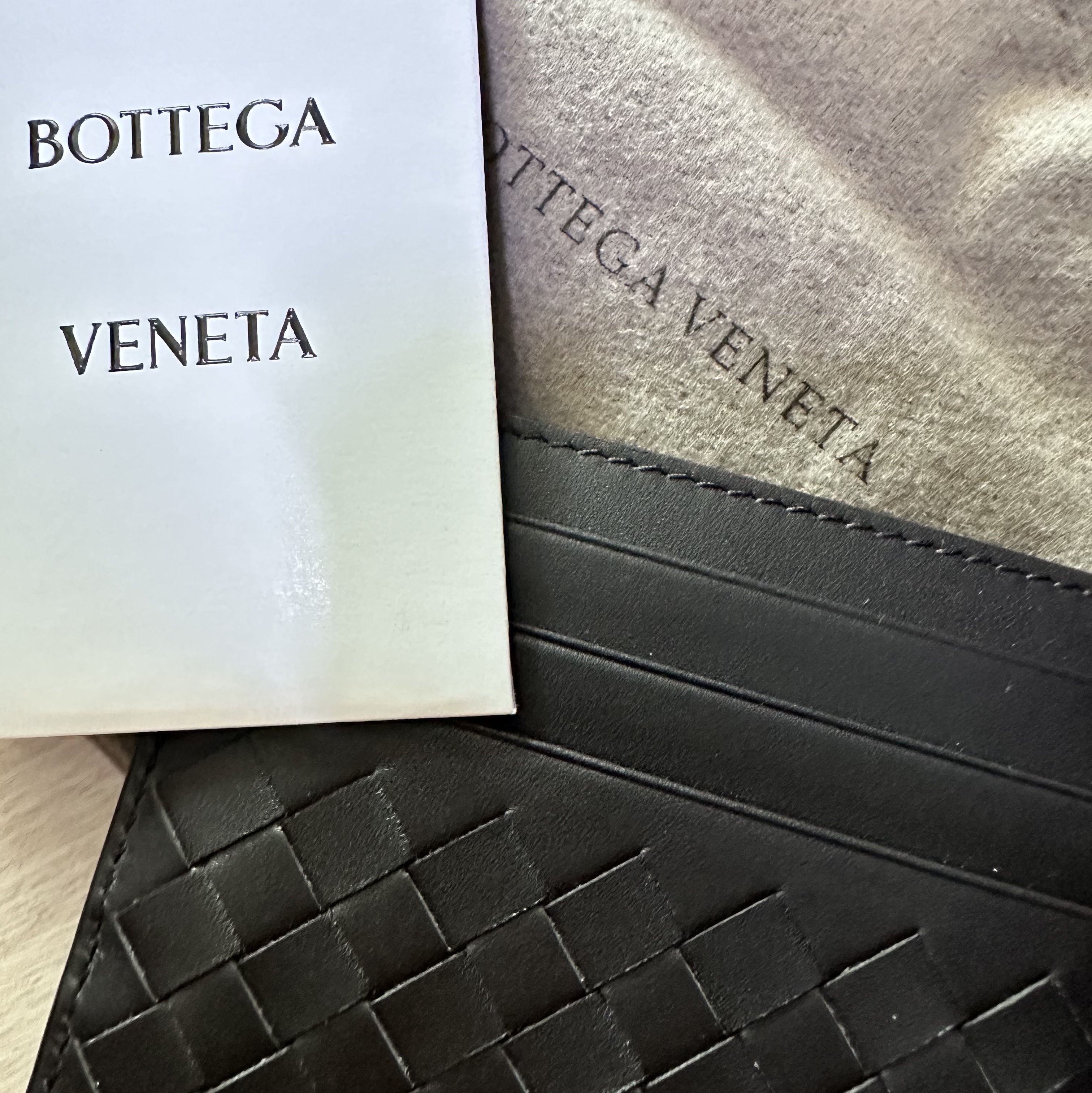 Bottega Veneta Credit Card Case Brown 착용 스타일