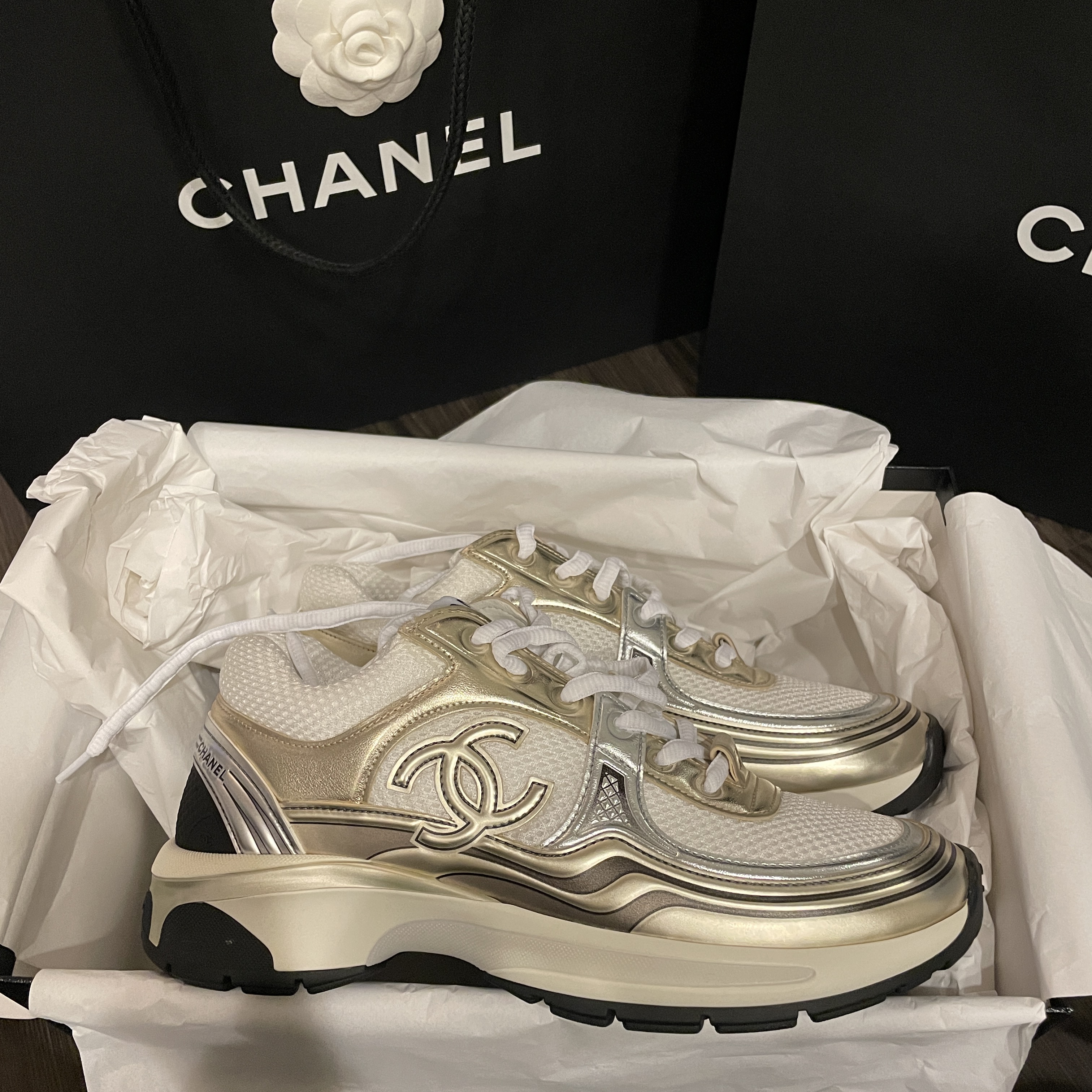 (W) Chanel Sneakers Fabric Laminated & White Gold Silver 착용 스타일
