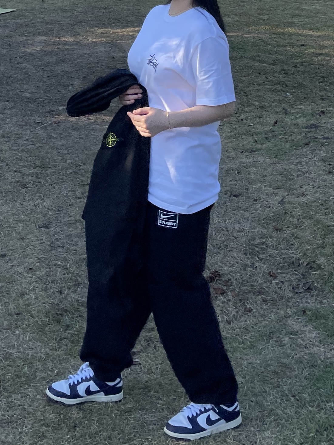 Stussy Basic Stussy T-Shirt White 2022, Stone Island 101WN Brushed Cotton Canvas T.CO+OLD Overshirt Black - 22FW 착용 스타일