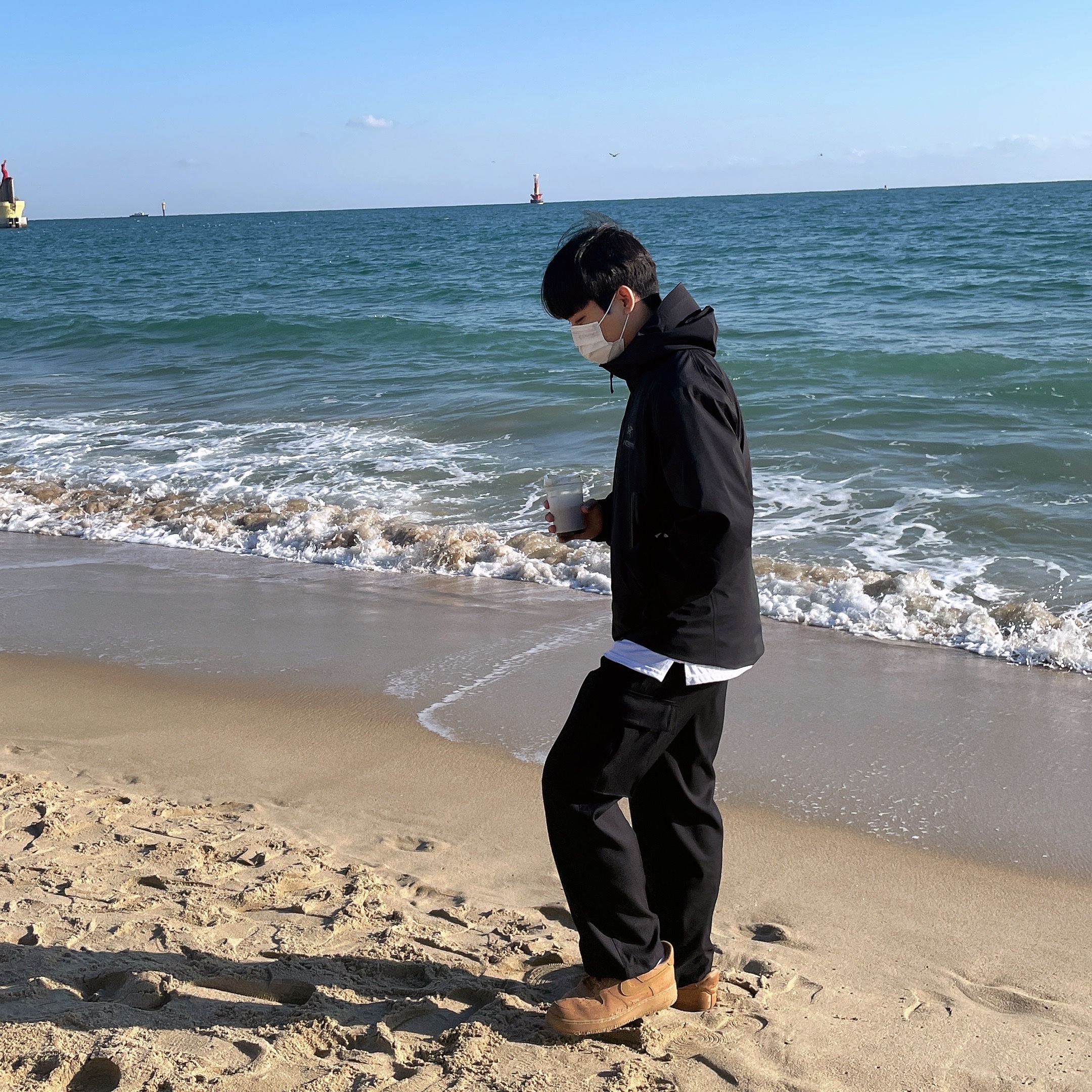 Arc'teryx Beta Jacket Black, Nike Air Force 1 '07 WB Flax 착용 스타일 - 2