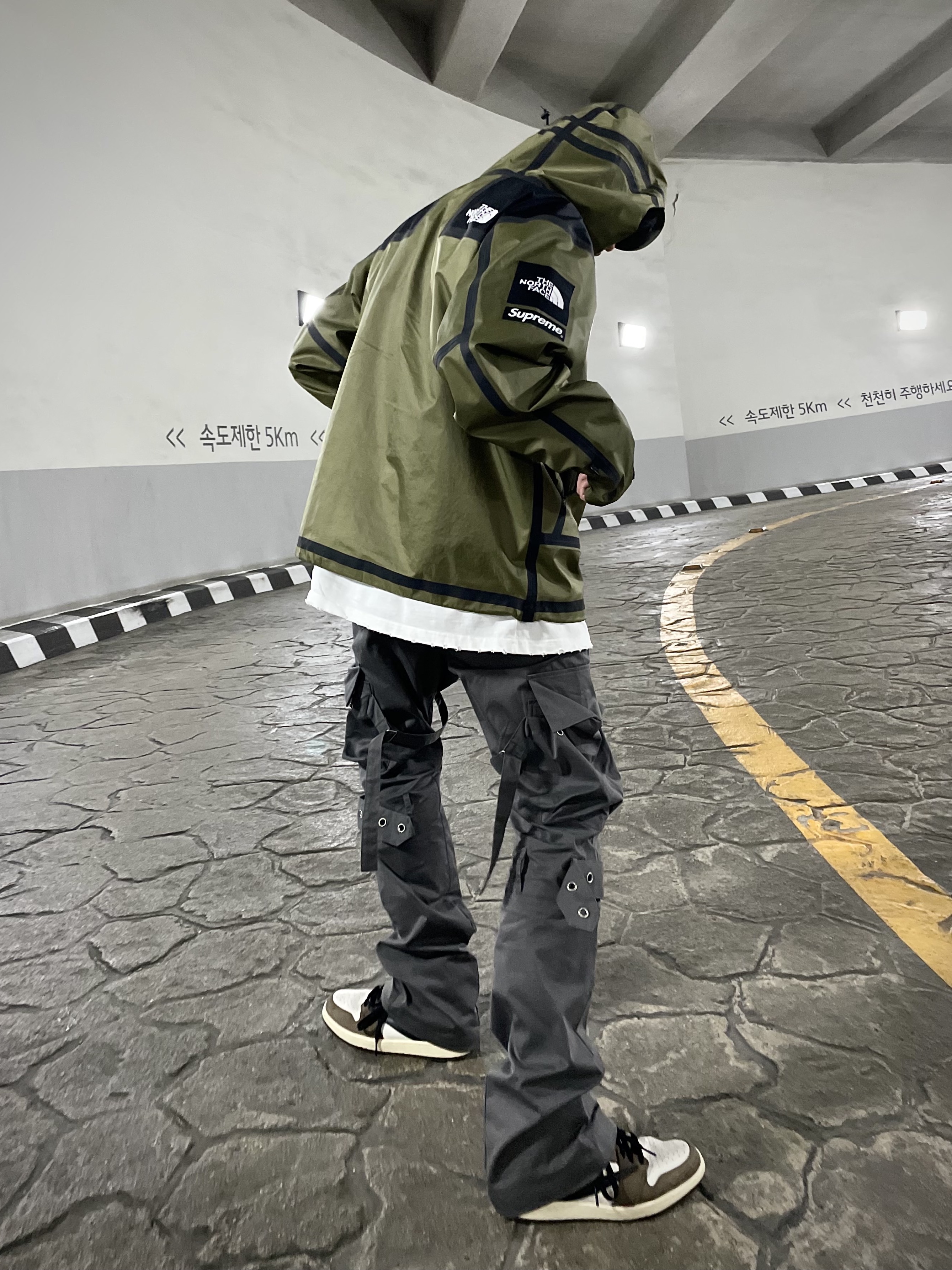 Supreme x The North Face Summit Series Outer Tape Seam Jacket Olive - 21SS, Jordan 1 x Travis Scott Retro High OG SP Mocha 착용 스타일 - 1