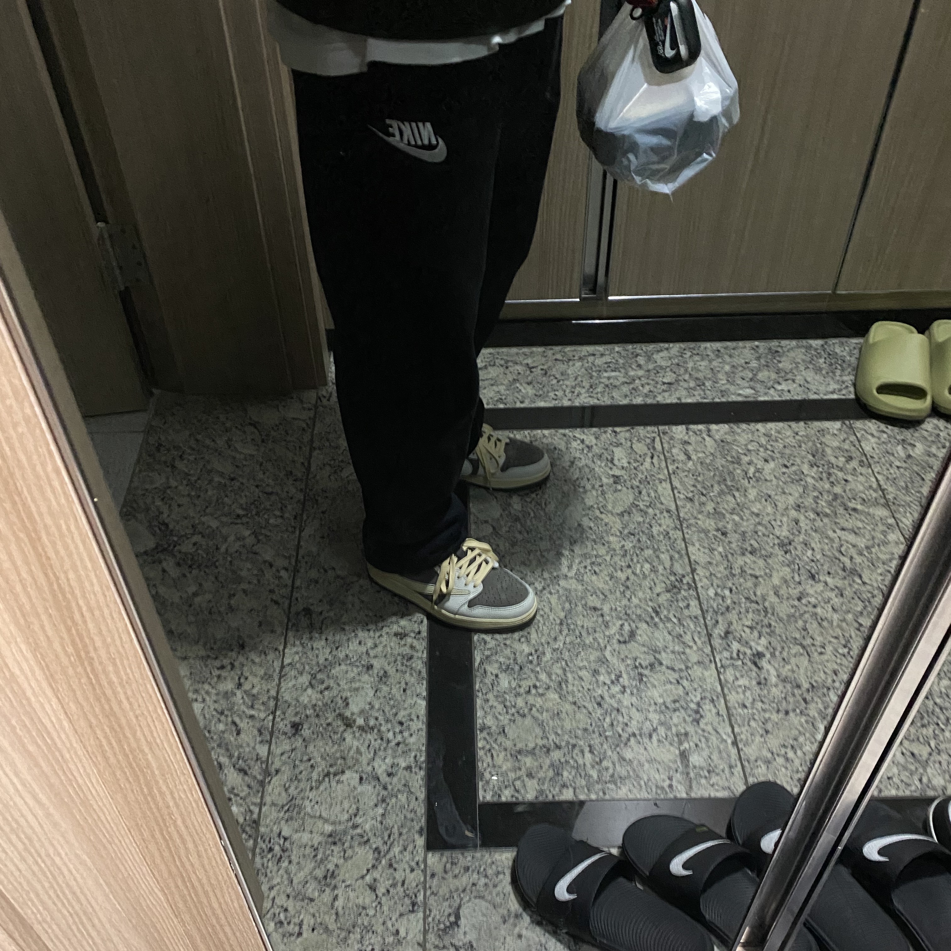 Jordan 1 x Travis Scott Retro Low OG SP Sail and Ridgerock 착용 스타일