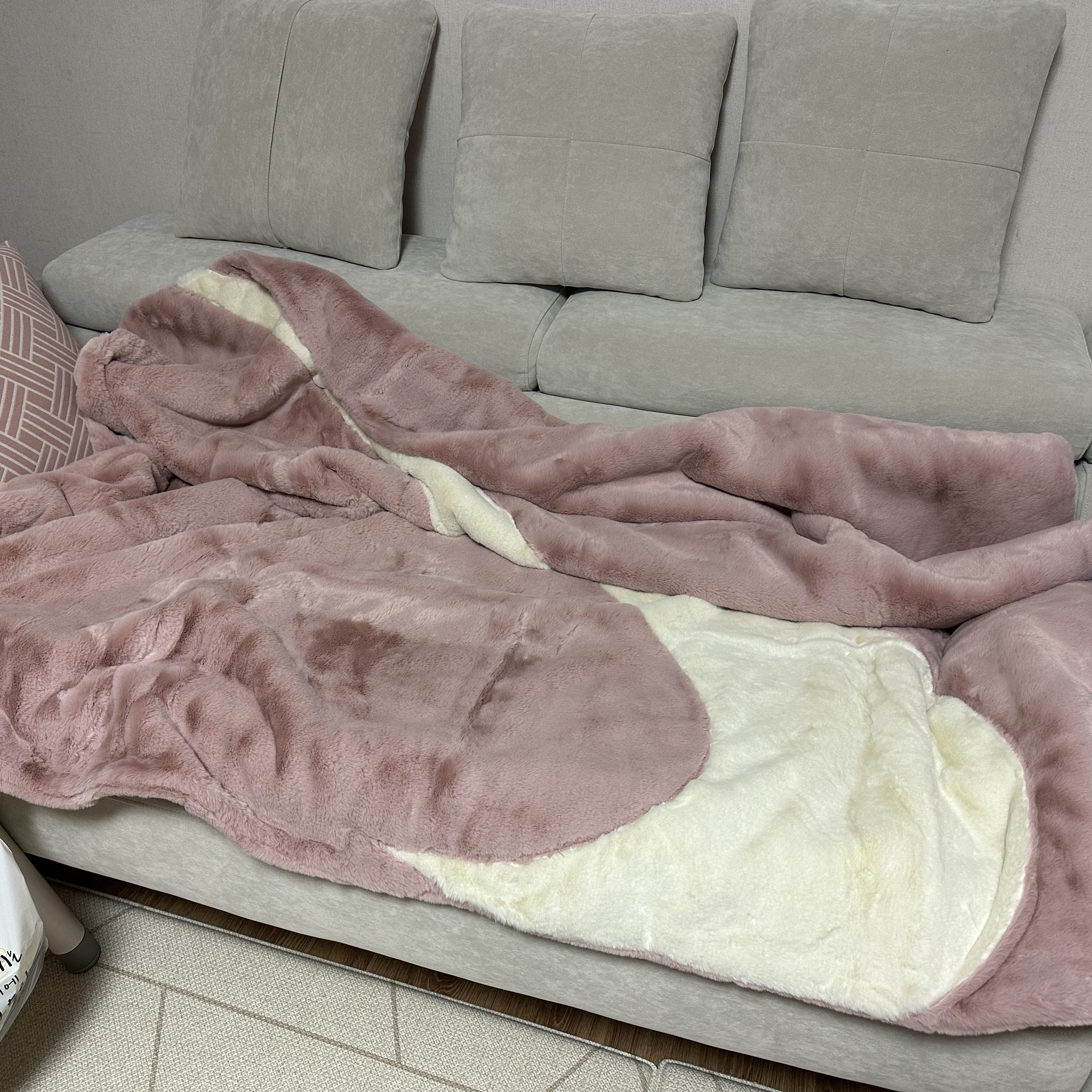 Nike NSW Faux Fur Blanket Pink Oxford 착용 스타일