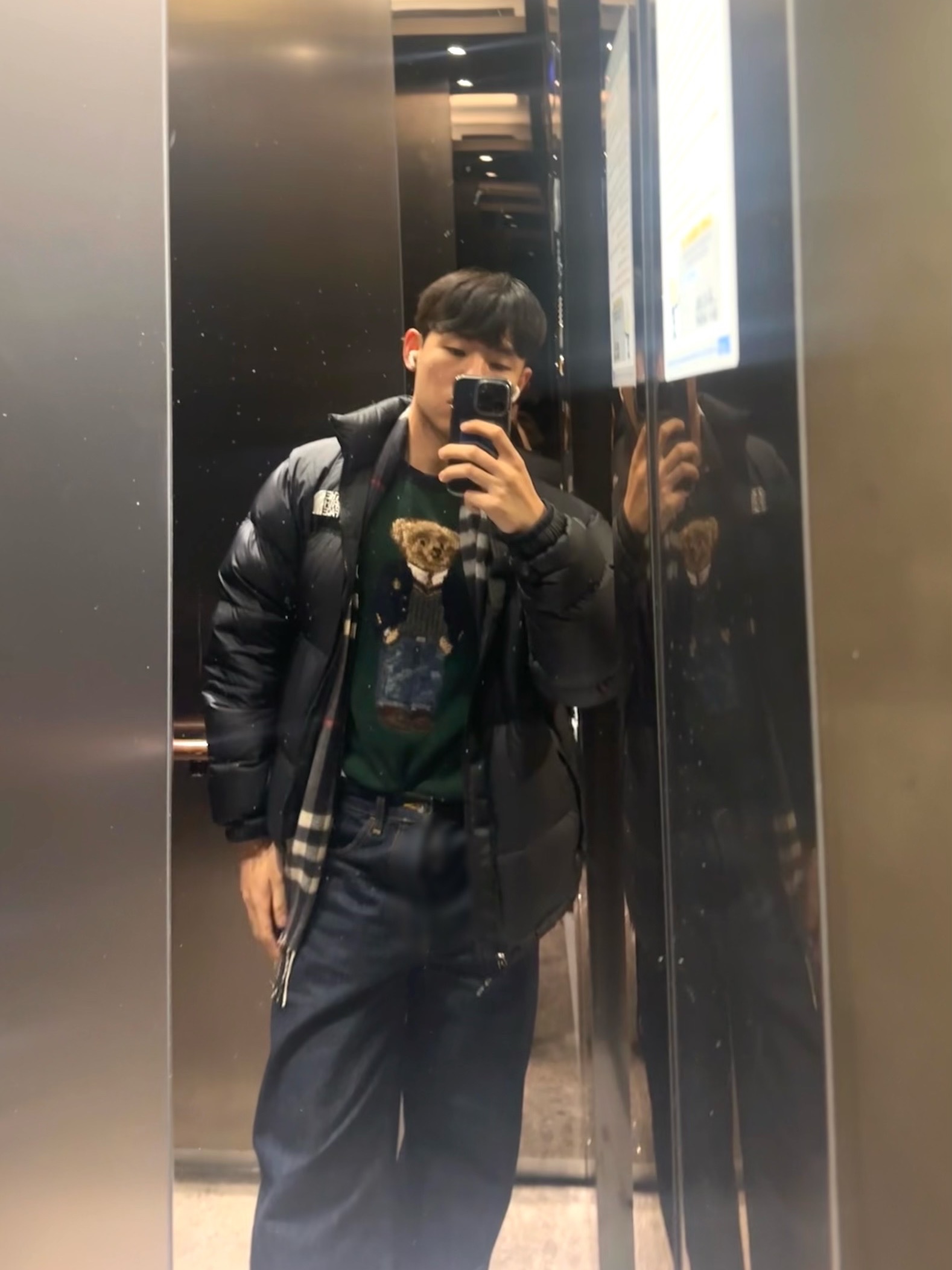 The North Face 1996 Eco Nuptse Jacket Black, Burberry Classic Check Cashmere Muffler Navy 착용 스타일 - 1