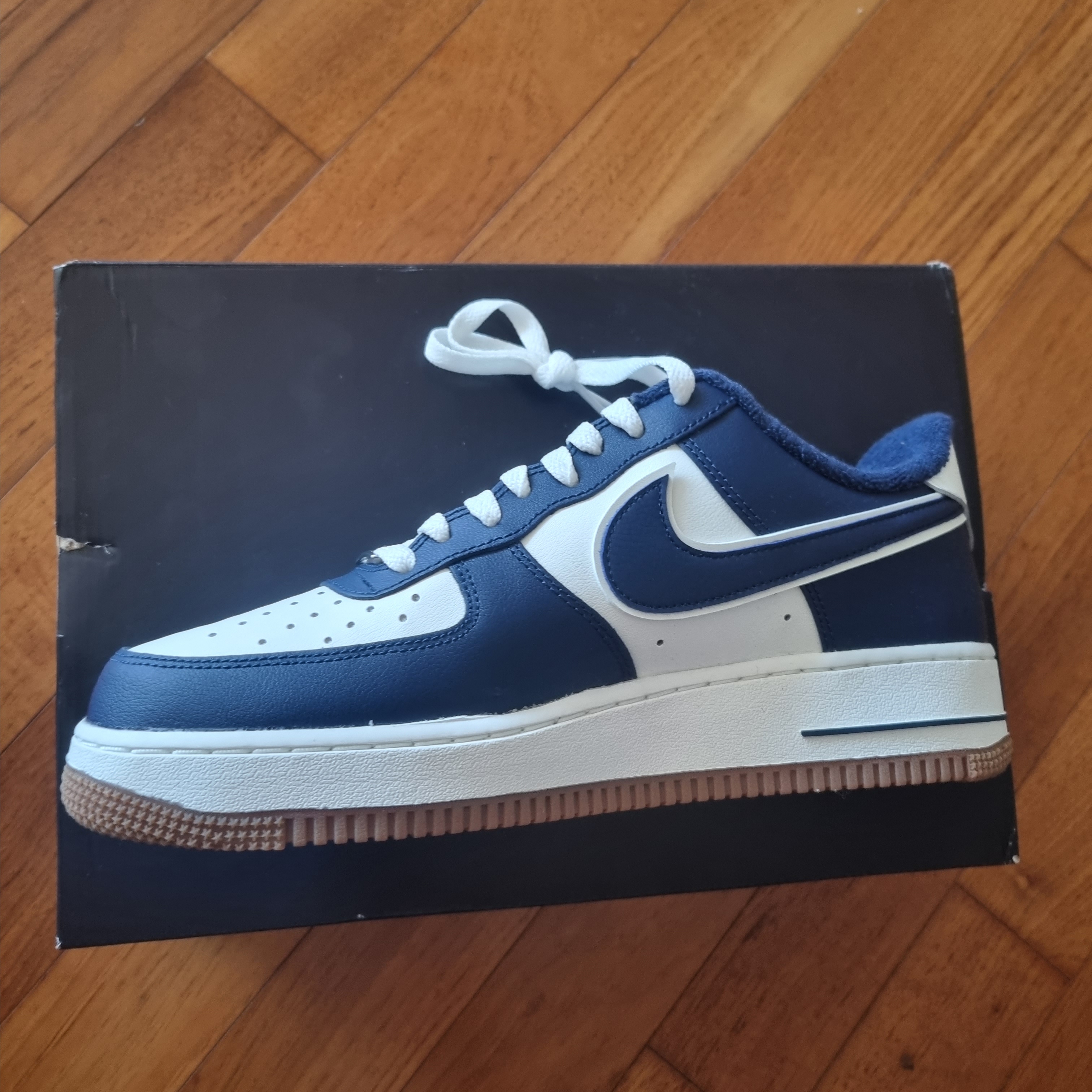 Nike Air Force 1 '07 LV8 Midnight Navy 착용 스타일 - 1