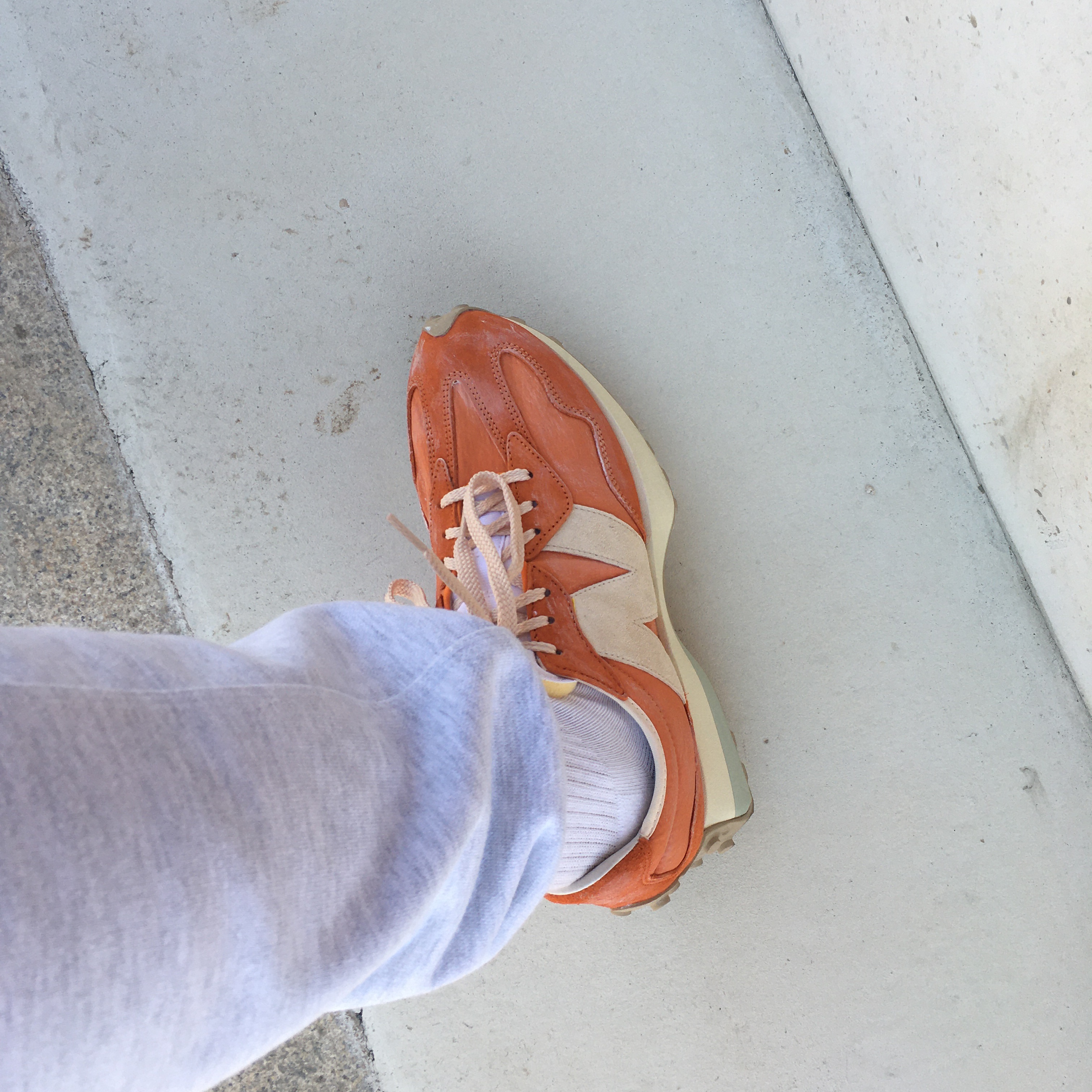 New Balance 327 Vintage Luxe Orange 착용 스타일 - 1