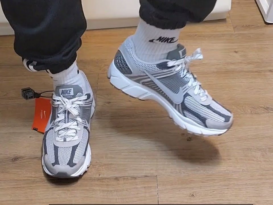 Nike Zoom Vomero 5 PRM Light Iron Ore and Flat Fewter 착용 스타일