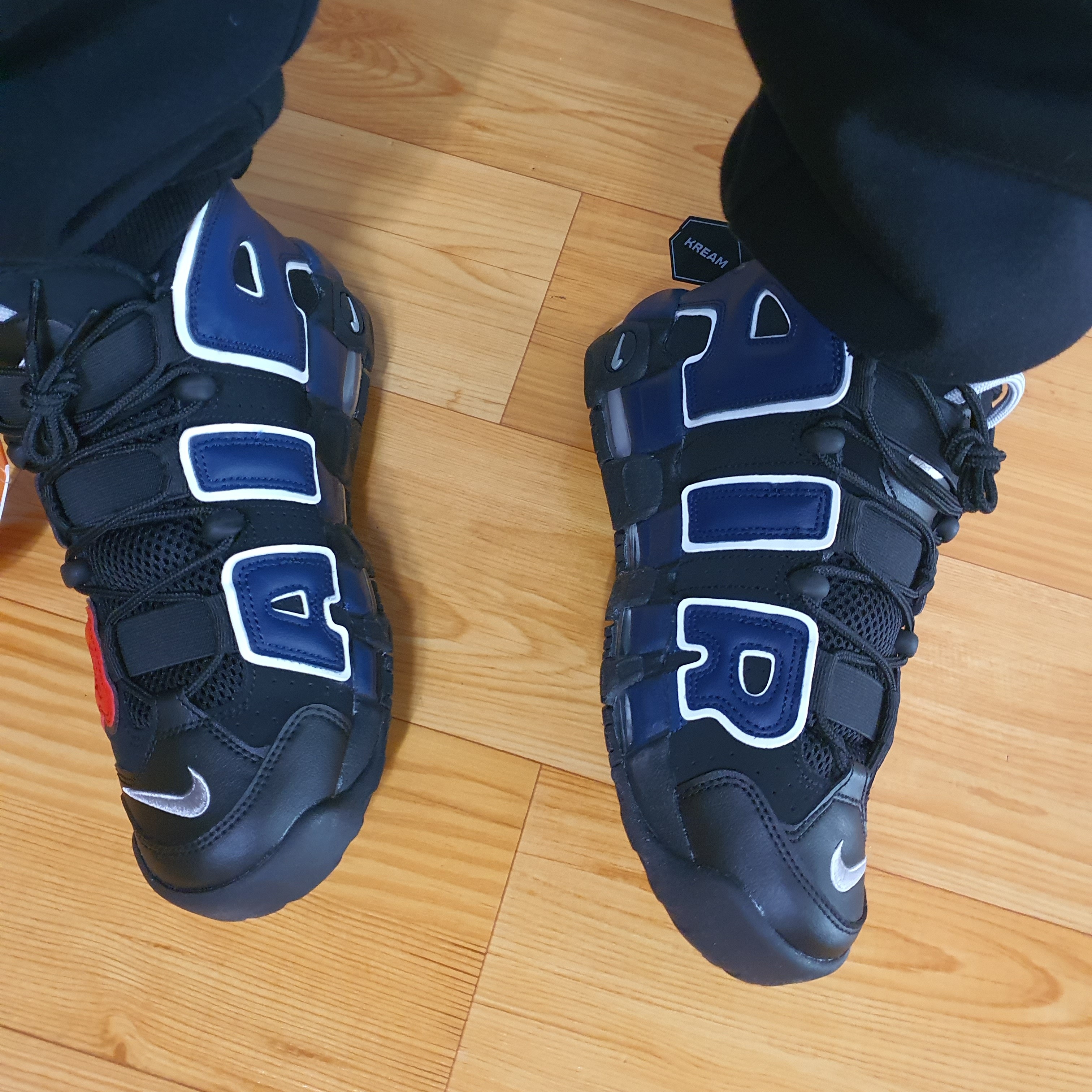Nike Air More Uptempo 96 Black University Red 착용 스타일 - 3