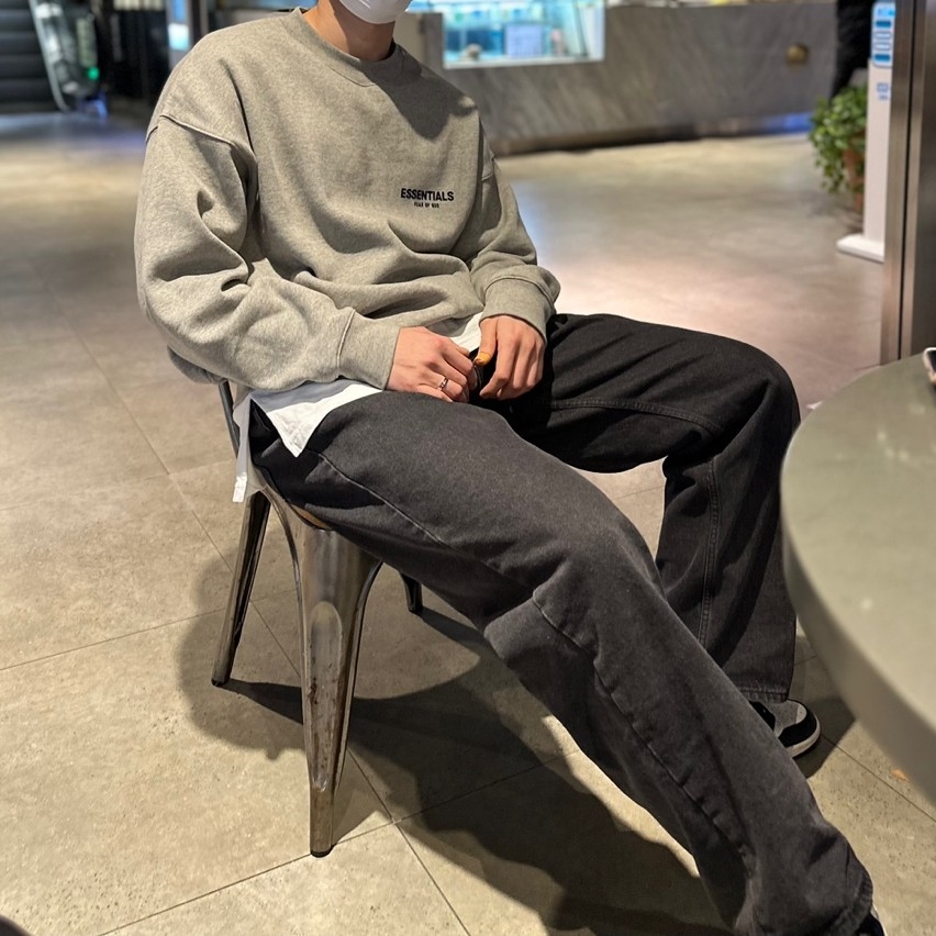 Essentials The Core Collection Crewneck Sweatshirt Dark Oatmeal, Jordan 1 Retro High OG Black Mocha 착용 스타일