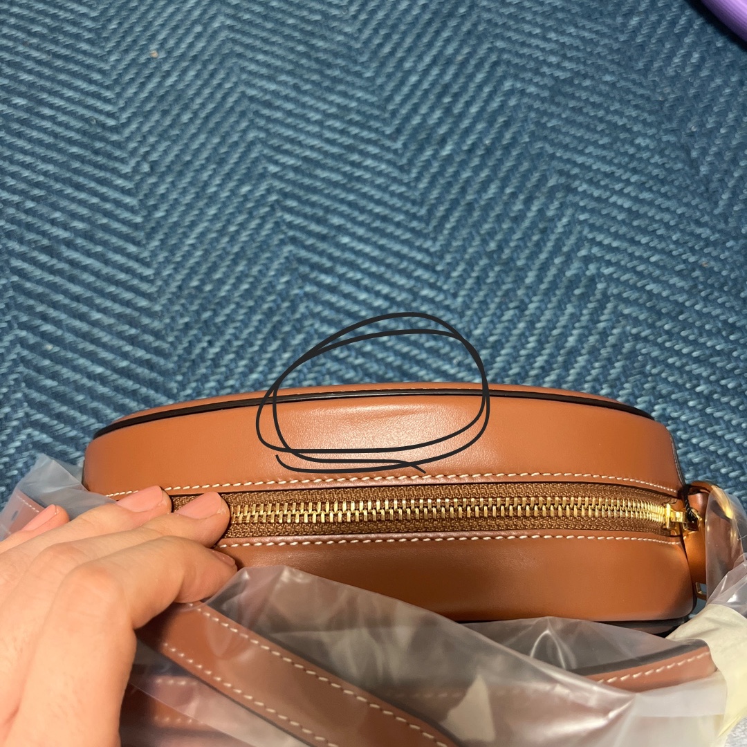 Celine Oval Bag Cuir Triomphe in Smooth Calfskin Tan 착용 스타일 - 1