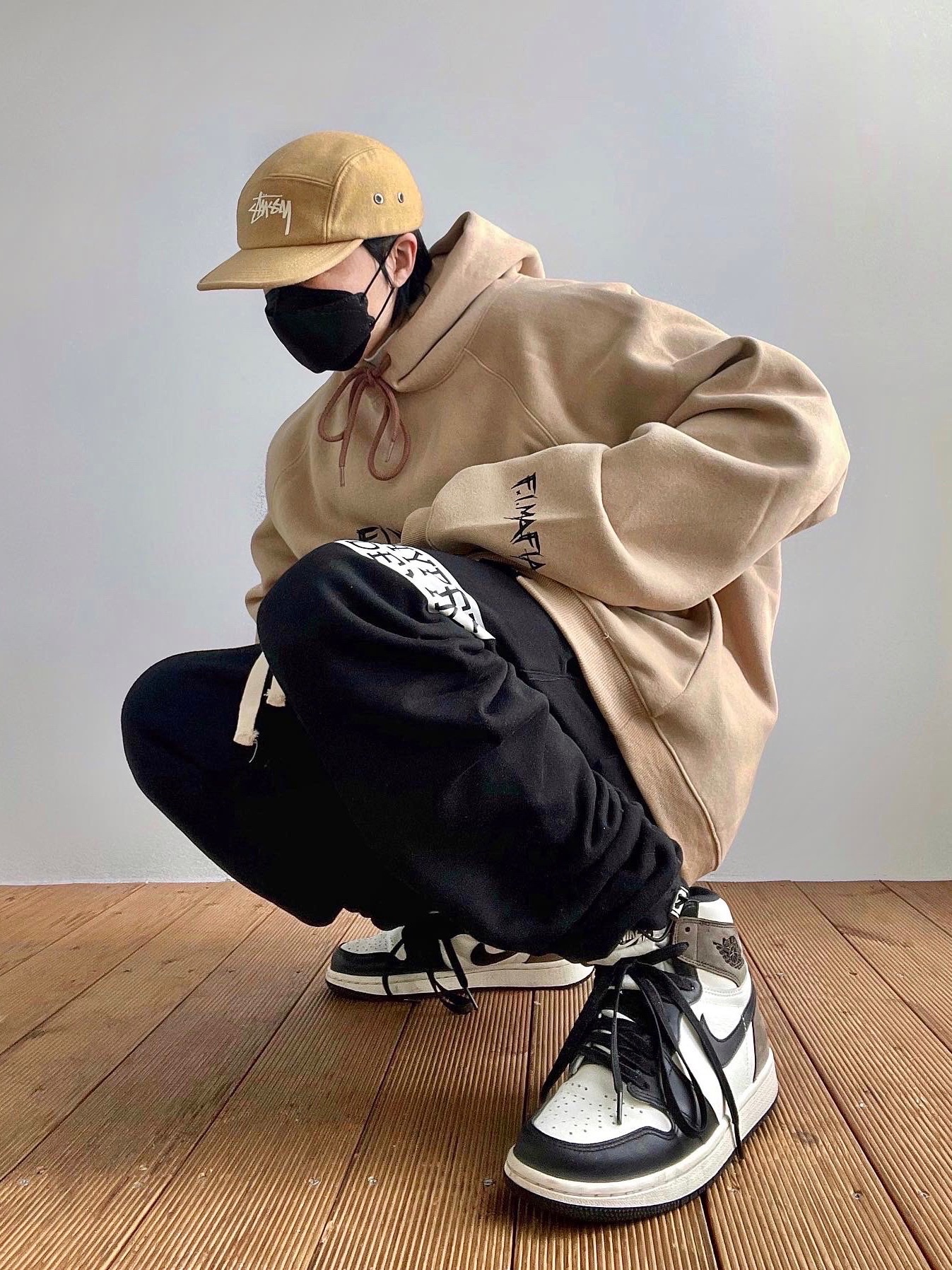 Jordan 1 Retro High OG Black Mocha 착용 스타일 - 2