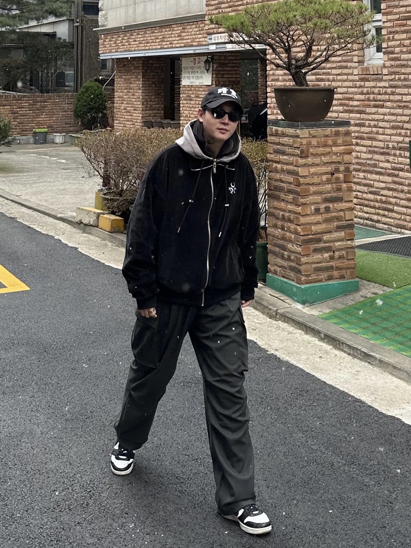 Darkr8m Studio White Logo Cap, Nike x Ambush Dunk High Black 착용 스타일 - 2
