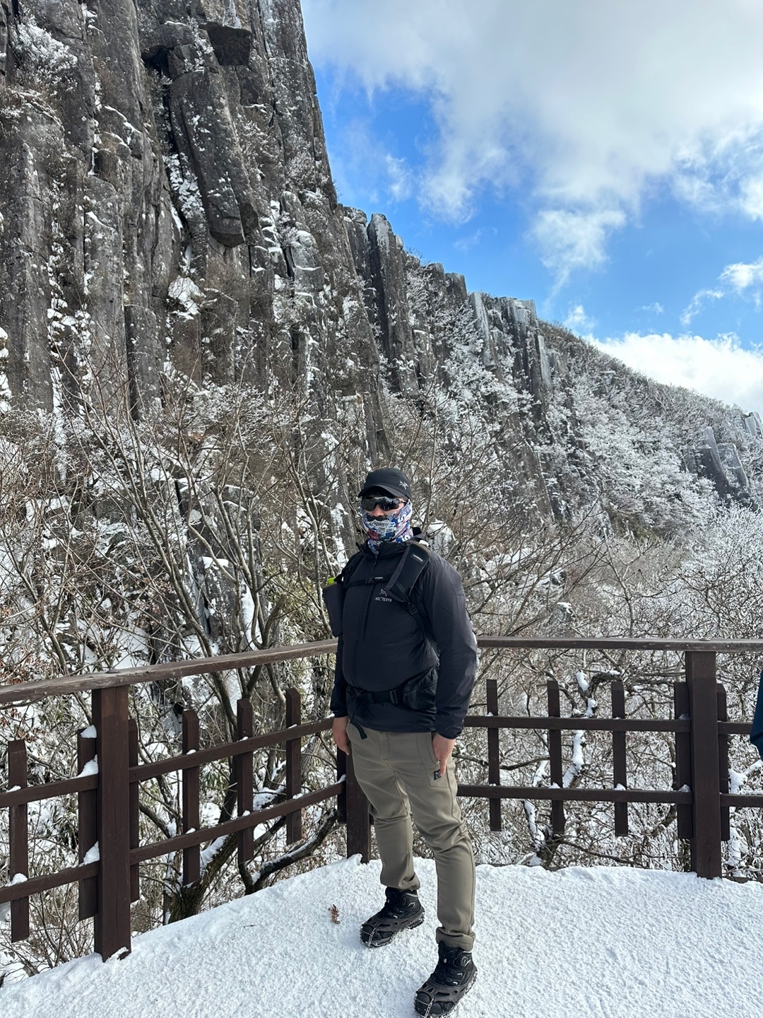 Arc'teryx Beta Jacket Black 착용 스타일
