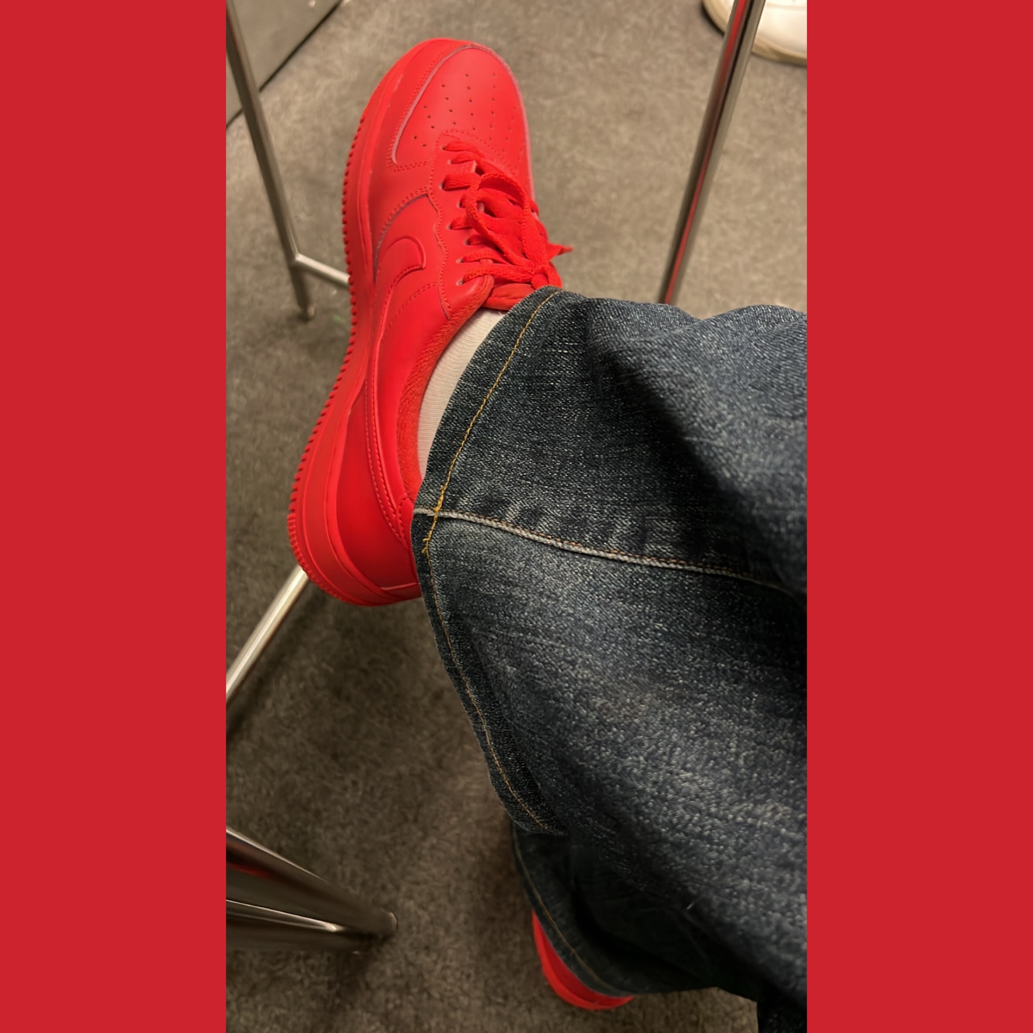 Nike Air Force 1 '07 LV8 Low 1 Triple Red 착용 스타일 - 2