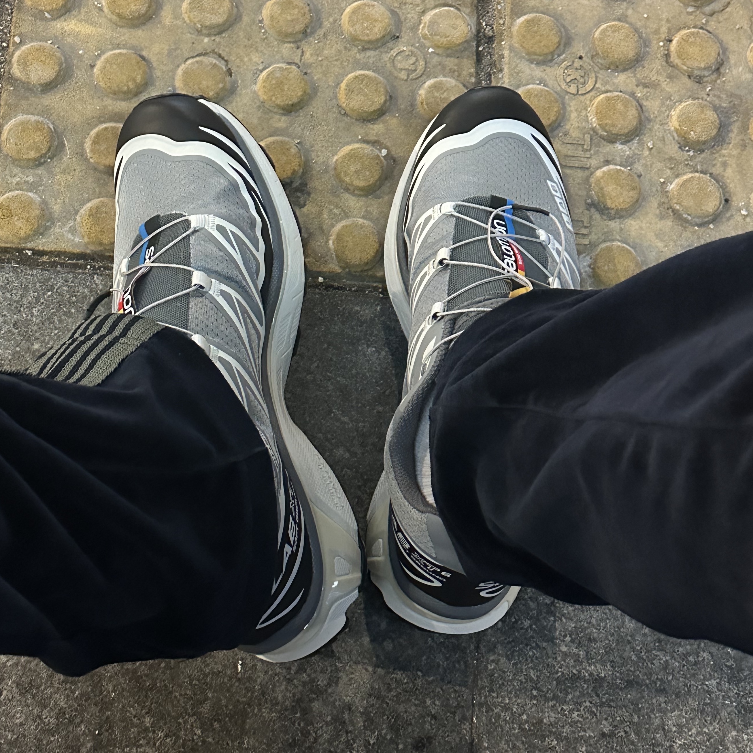 Needles Narrow Track Pants Velour Navy, Salomon XT-6 Recut Phantom Vanilla Ice 착용 스타일