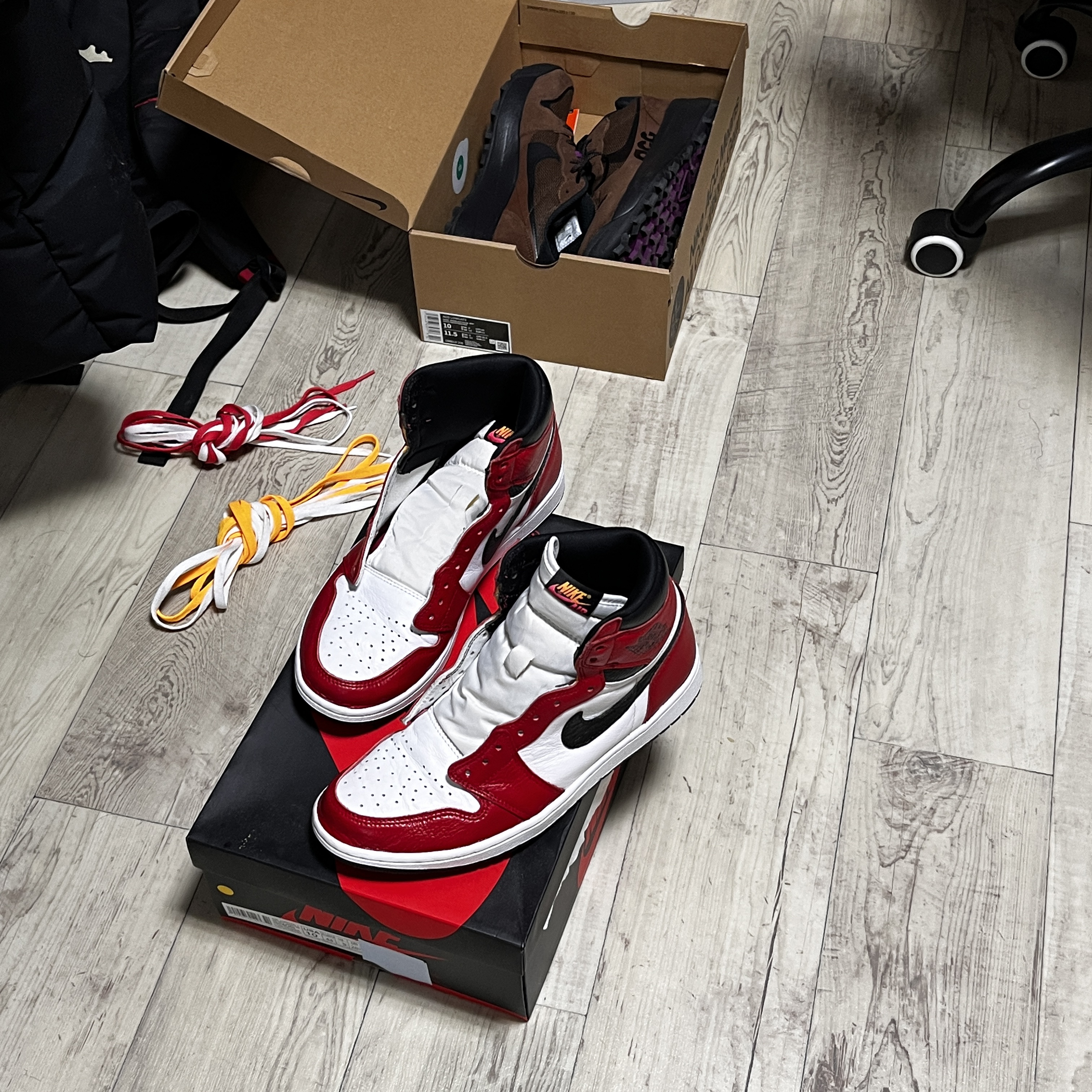 Jordan 1 Retro High OG Chicago 2022, Jordan 1 Retro High OG Light Fusion Red 착용 스타일 - 4