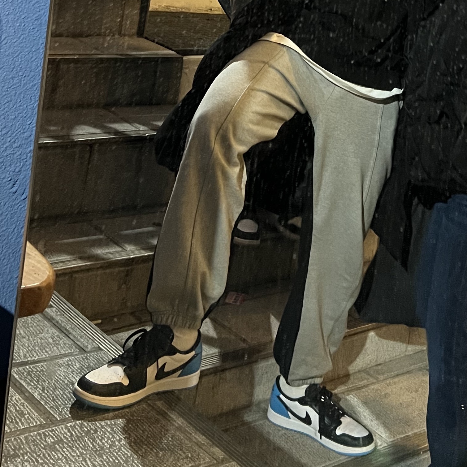 Jordan 1 Retro Low OG Black and Dark Powder Blue 착용 스타일