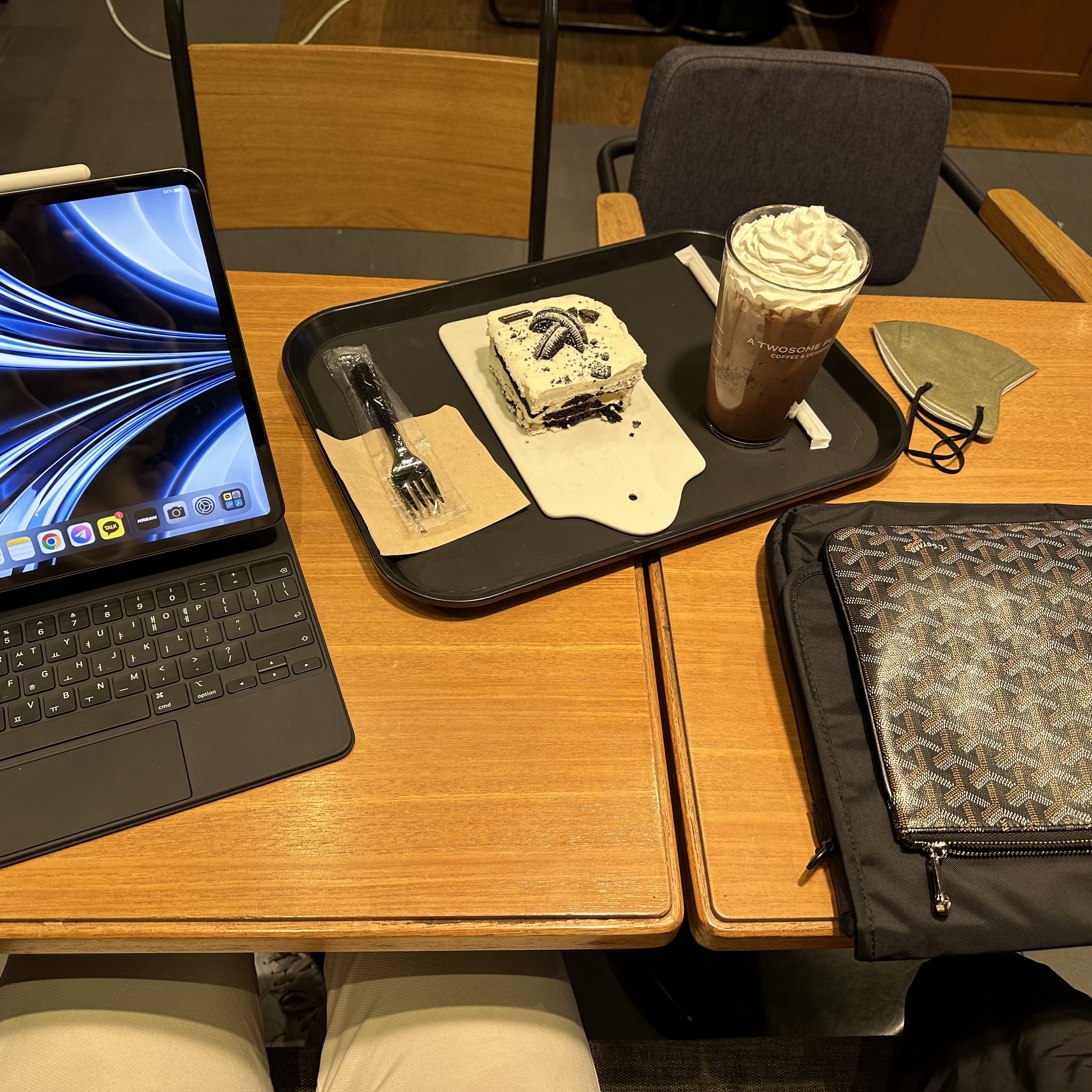 Apple iPad Pro 5th Gen 12.9-inch Wifi 128GB Space Gray (Korean Ver.), Goyard Senat Pochette MM Black Tan 착용 스타일