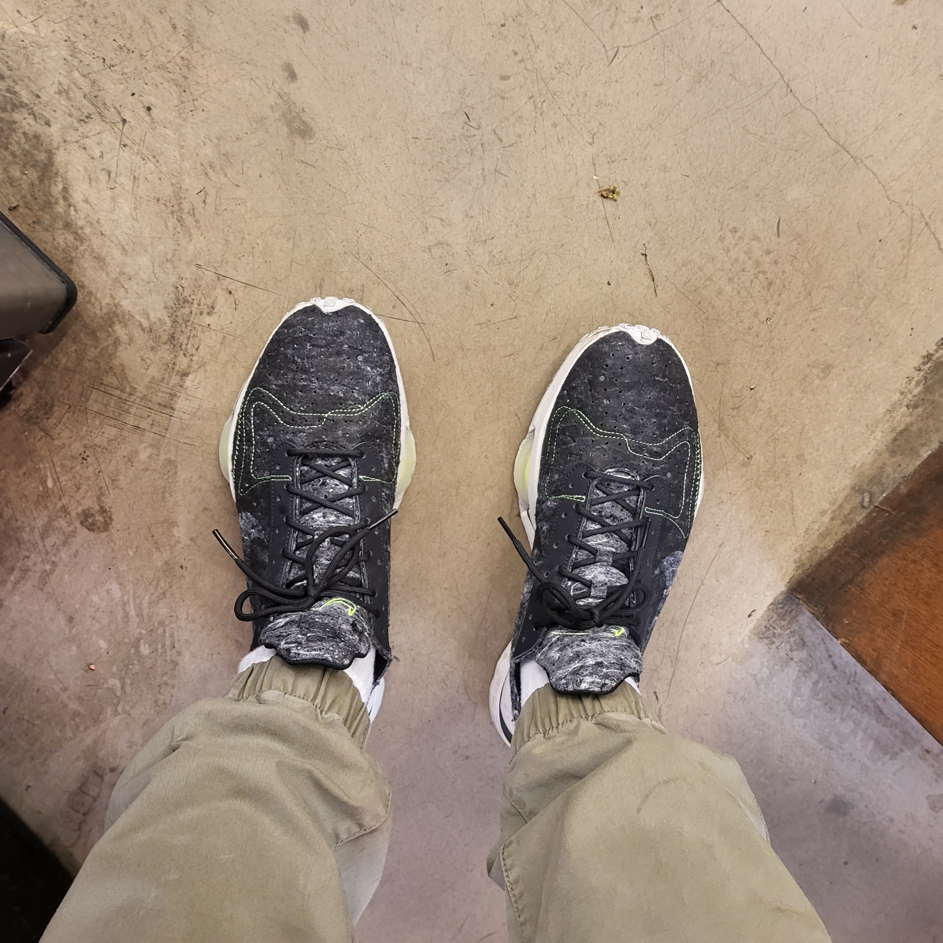 Nike Air Zoom Type Recycled Wool Pack Black Electric Green 착용 스타일 - 3
