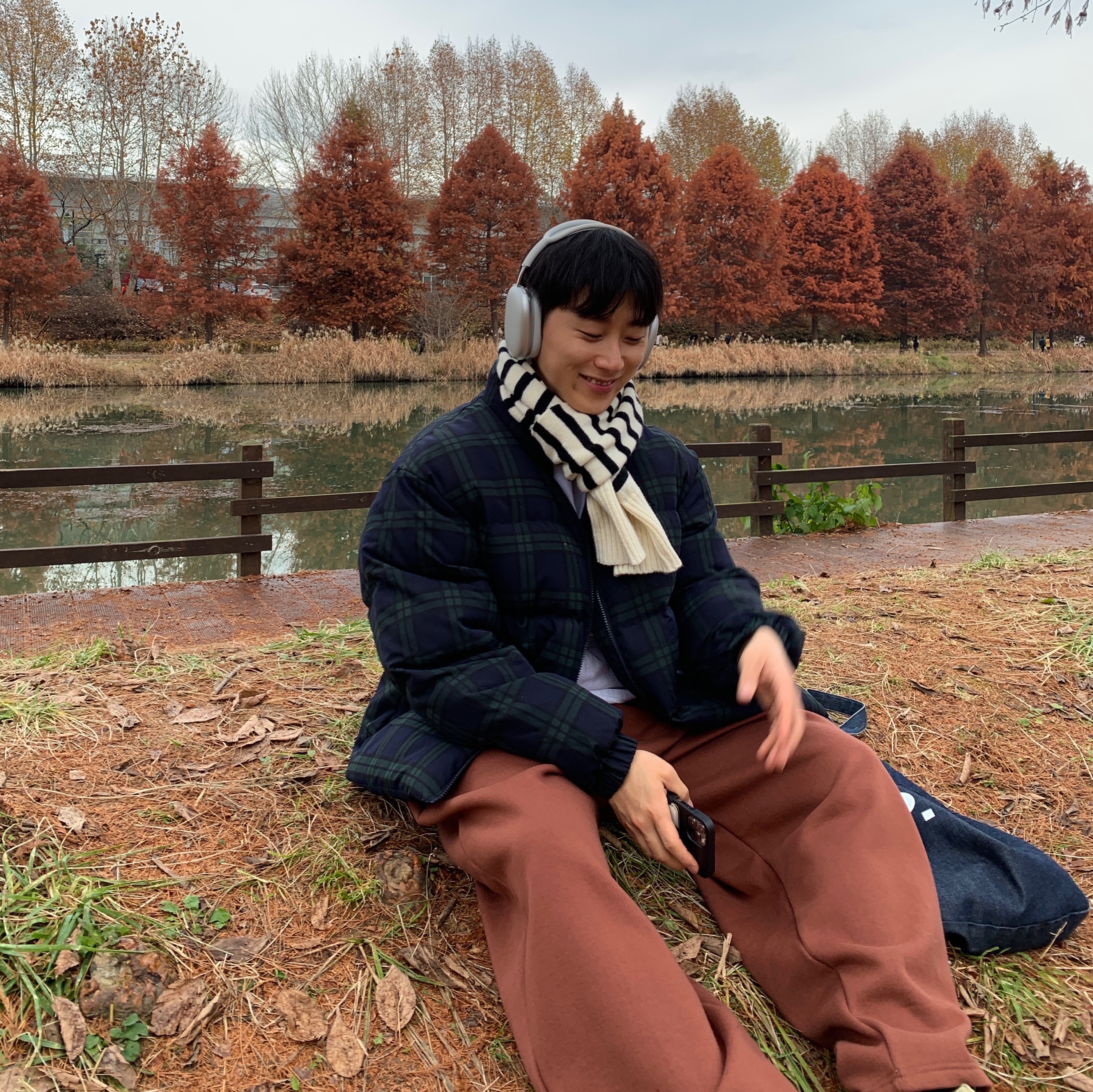 Apple AirPods Max Lightning Silver (Korean Ver.), Clarks Wallabee Maple Suede 착용 스타일 - 2