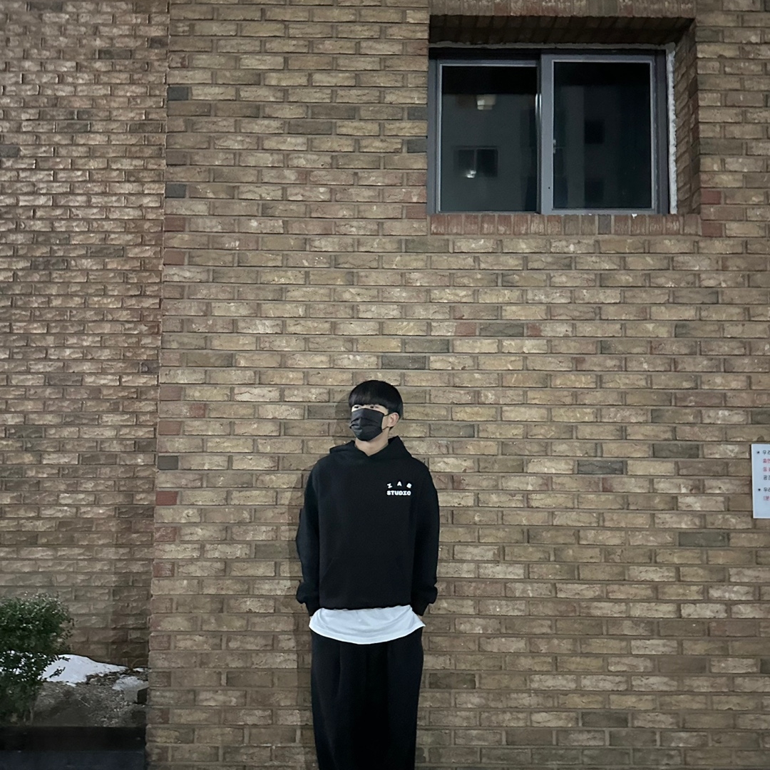 IAB Studio Hoodie Black White 착용 스타일