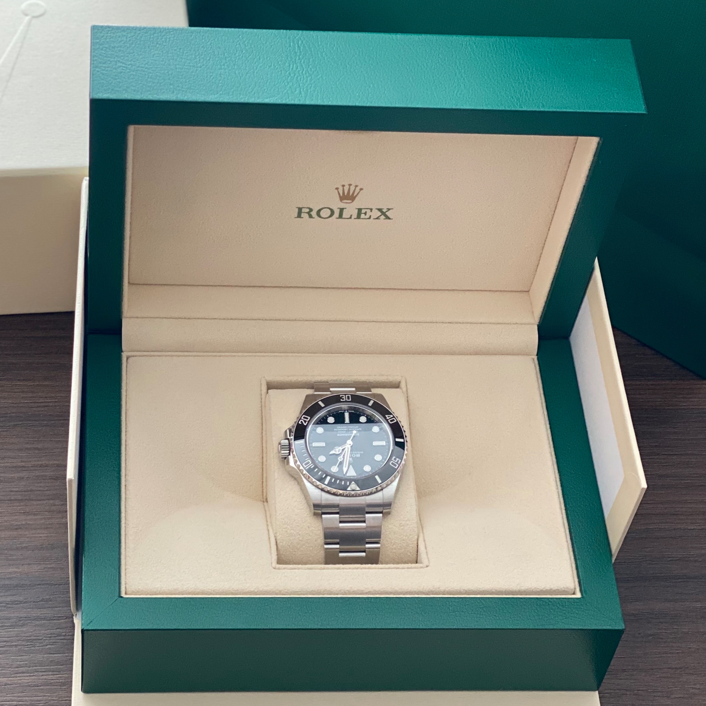 Rolex Submariner 41mm 124060 Black Oyster, Chanel Coco Crush Ring Quilted Motif Large & 18K White Gold 착용 스타일 - 1