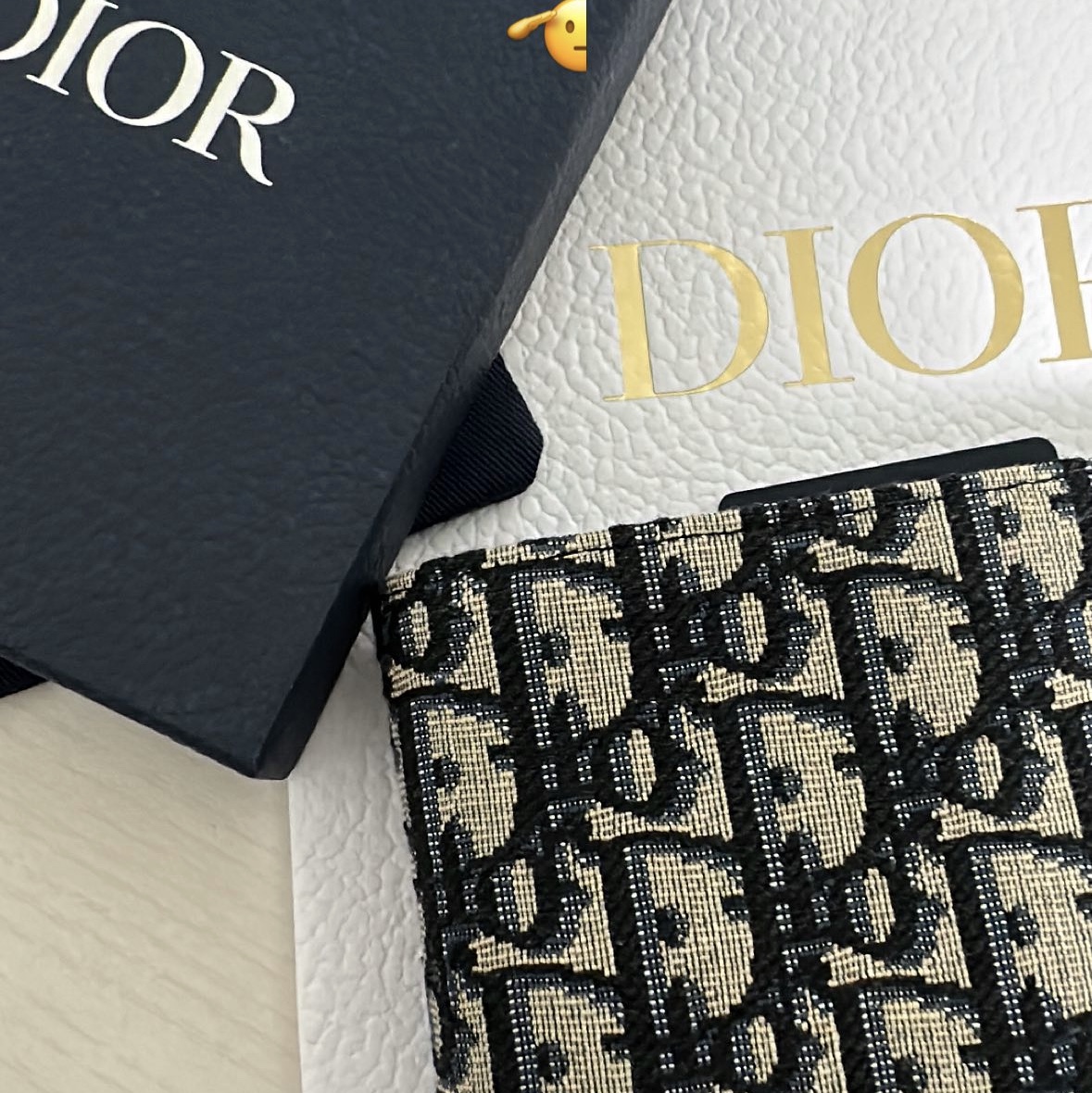 Dior Compact Wallet Beige & Black Dior Oblique Jacquard 착용 스타일