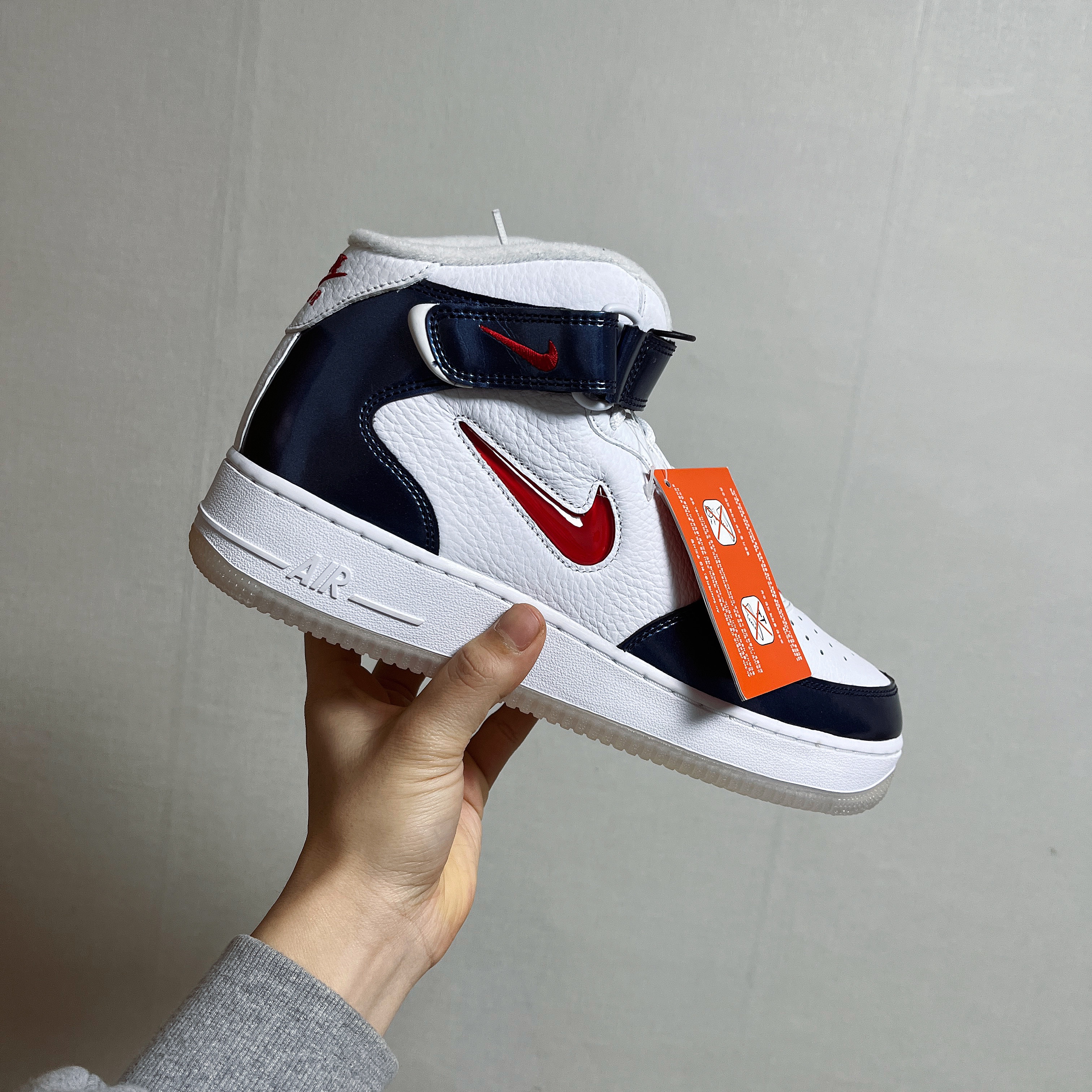 Nike Air Force 1 Mid QS University Red and Midnight Navy 착용 스타일