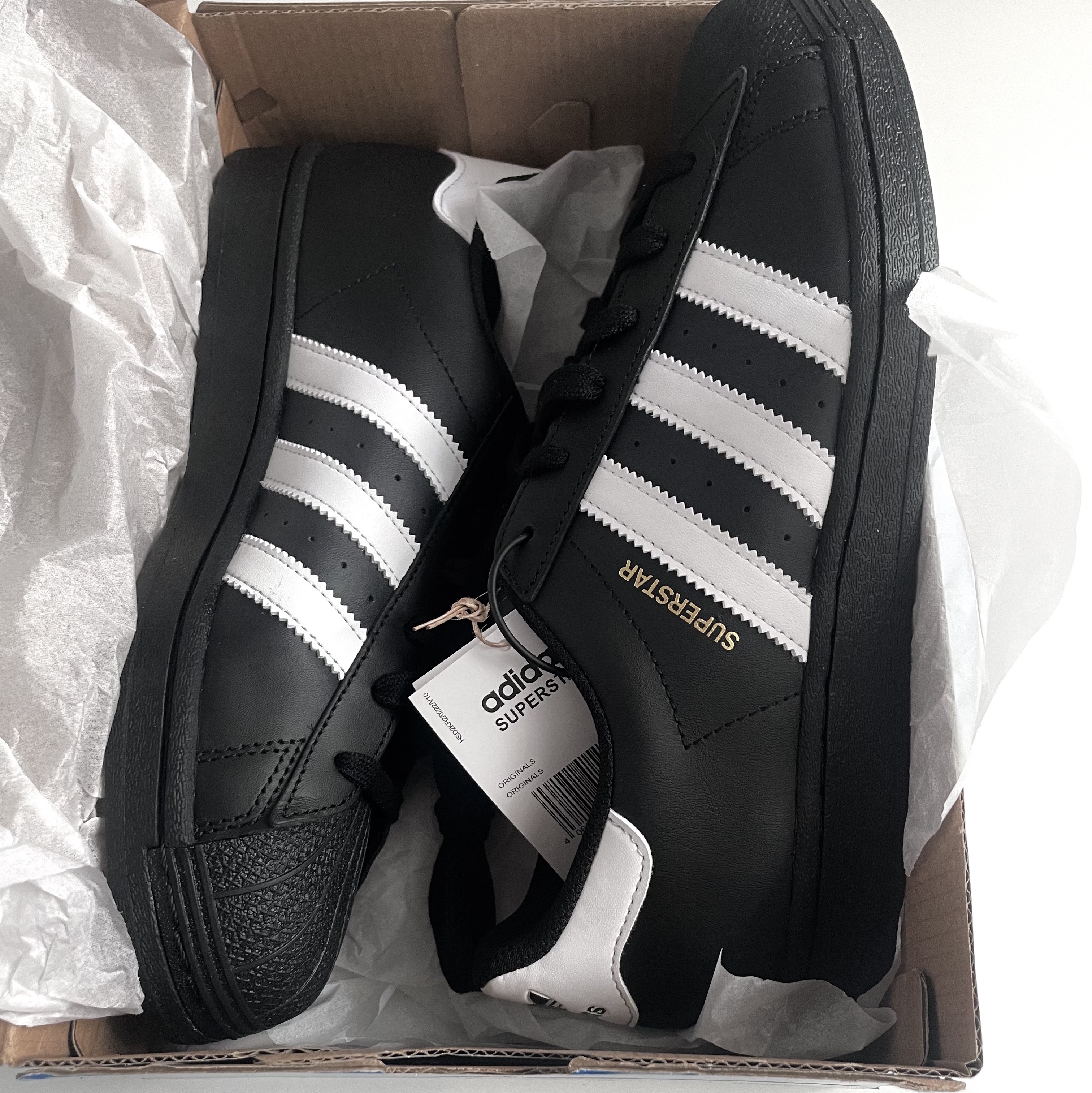 Adidas Superstar Core Black White 착용 스타일