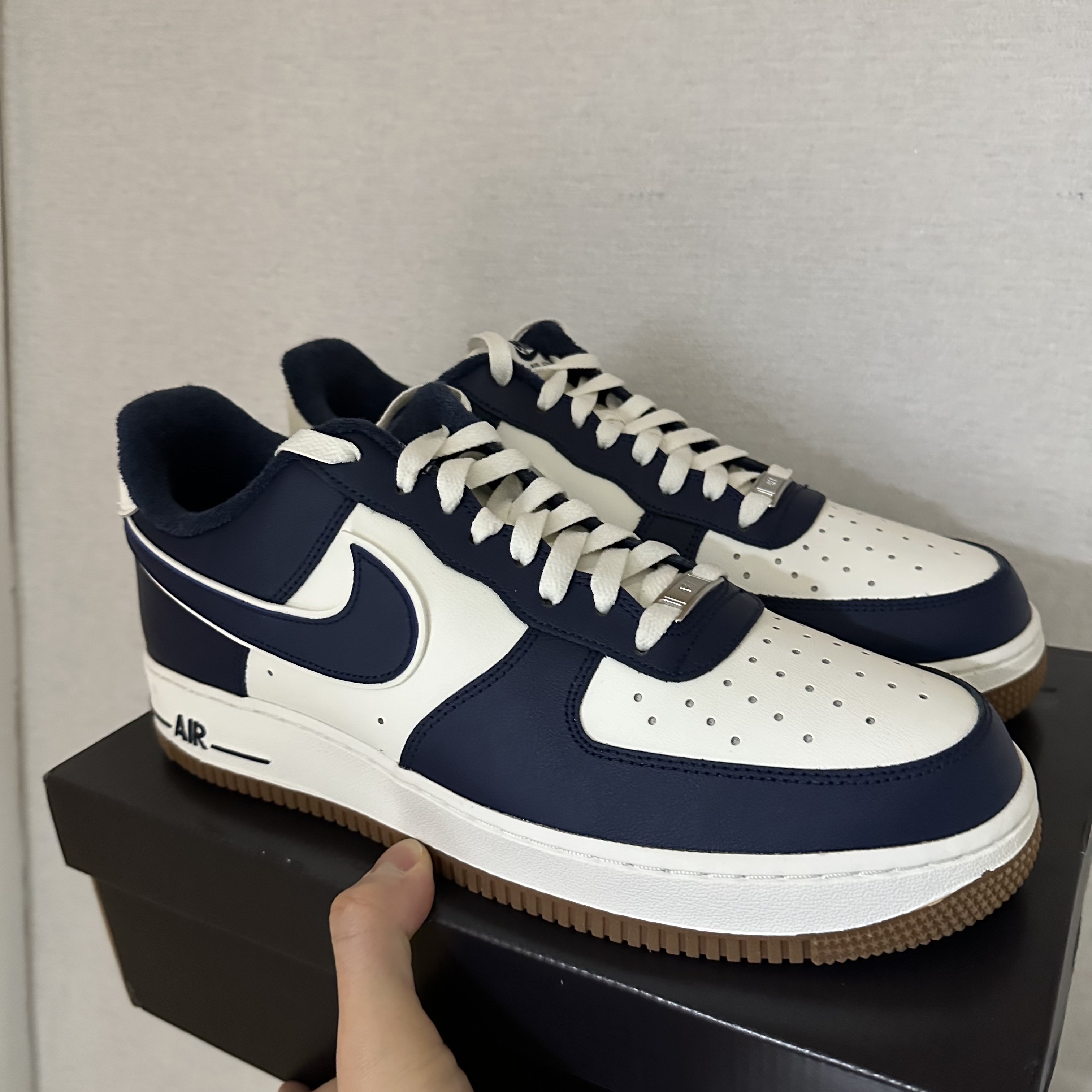 Nike Air Force 1 '07 LV8 Midnight Navy 착용 스타일
