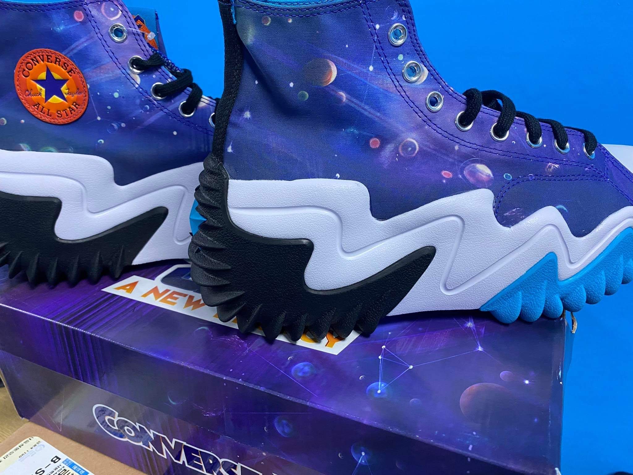 Converse x Space Jam: A New Legacy Run Star Motion Concord 착용 스타일 - 1