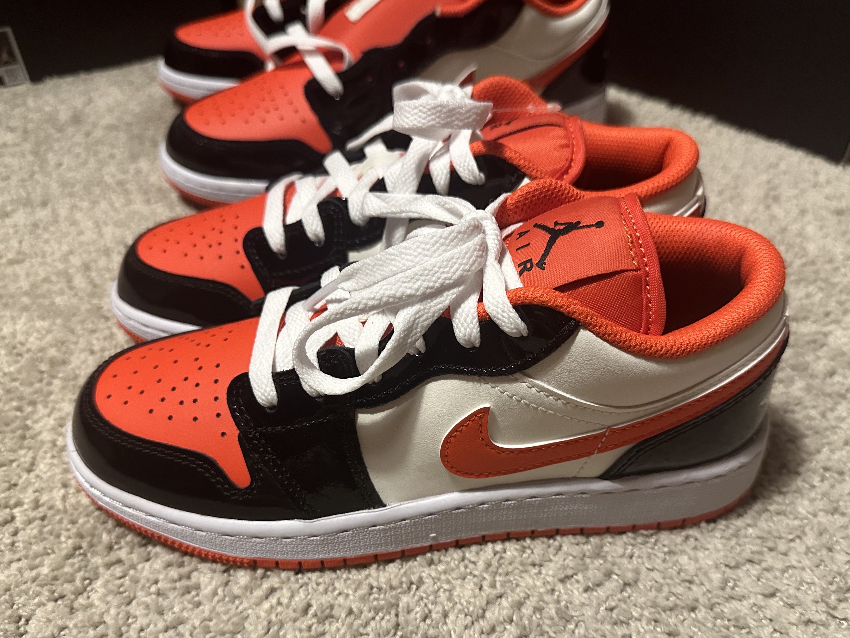 (GS) Jordan 1 Low SE Team Orange Black 착용 스타일 - 2