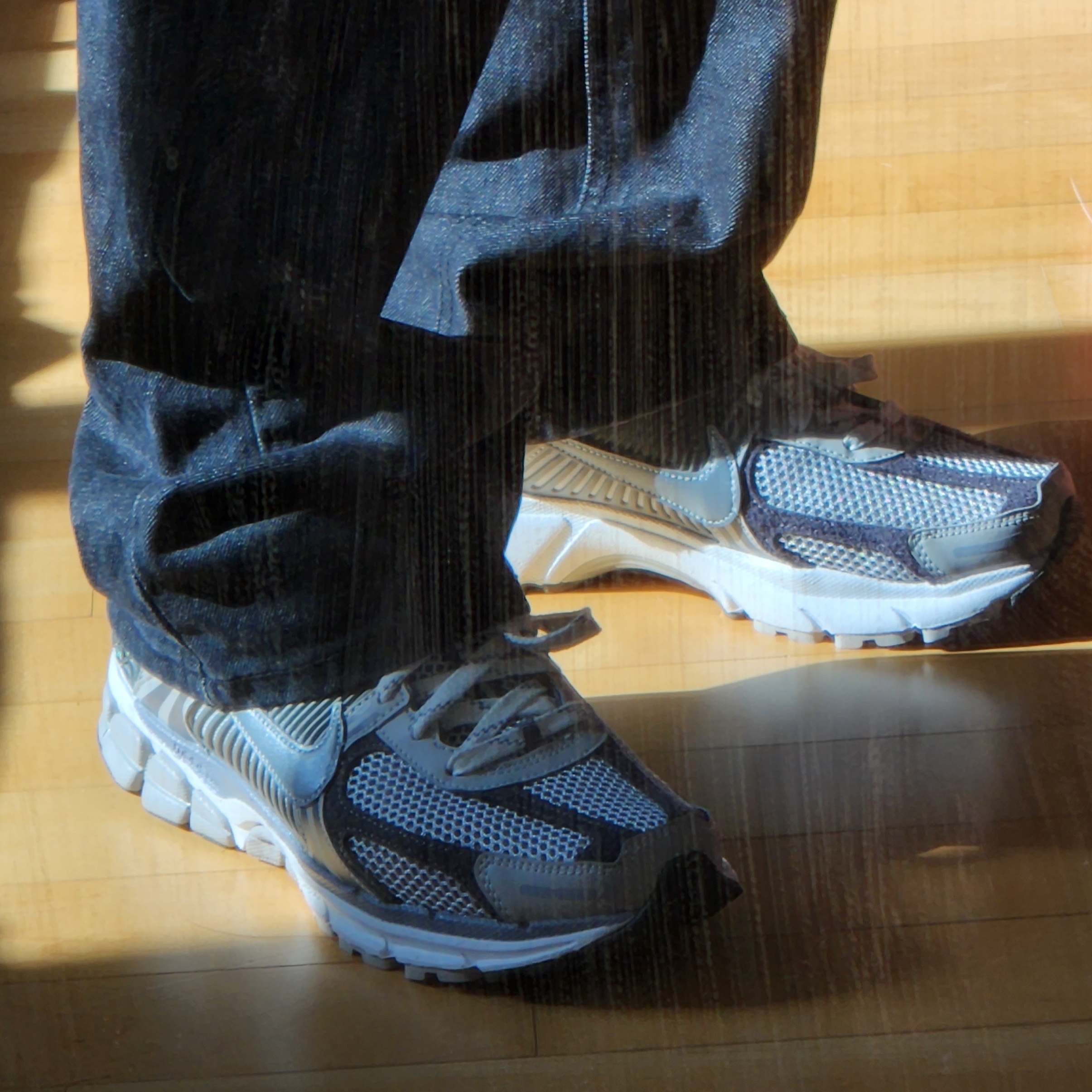 Nike Zoom Vomero 5 PRM Light Iron Ore and Flat Fewter 착용 스타일