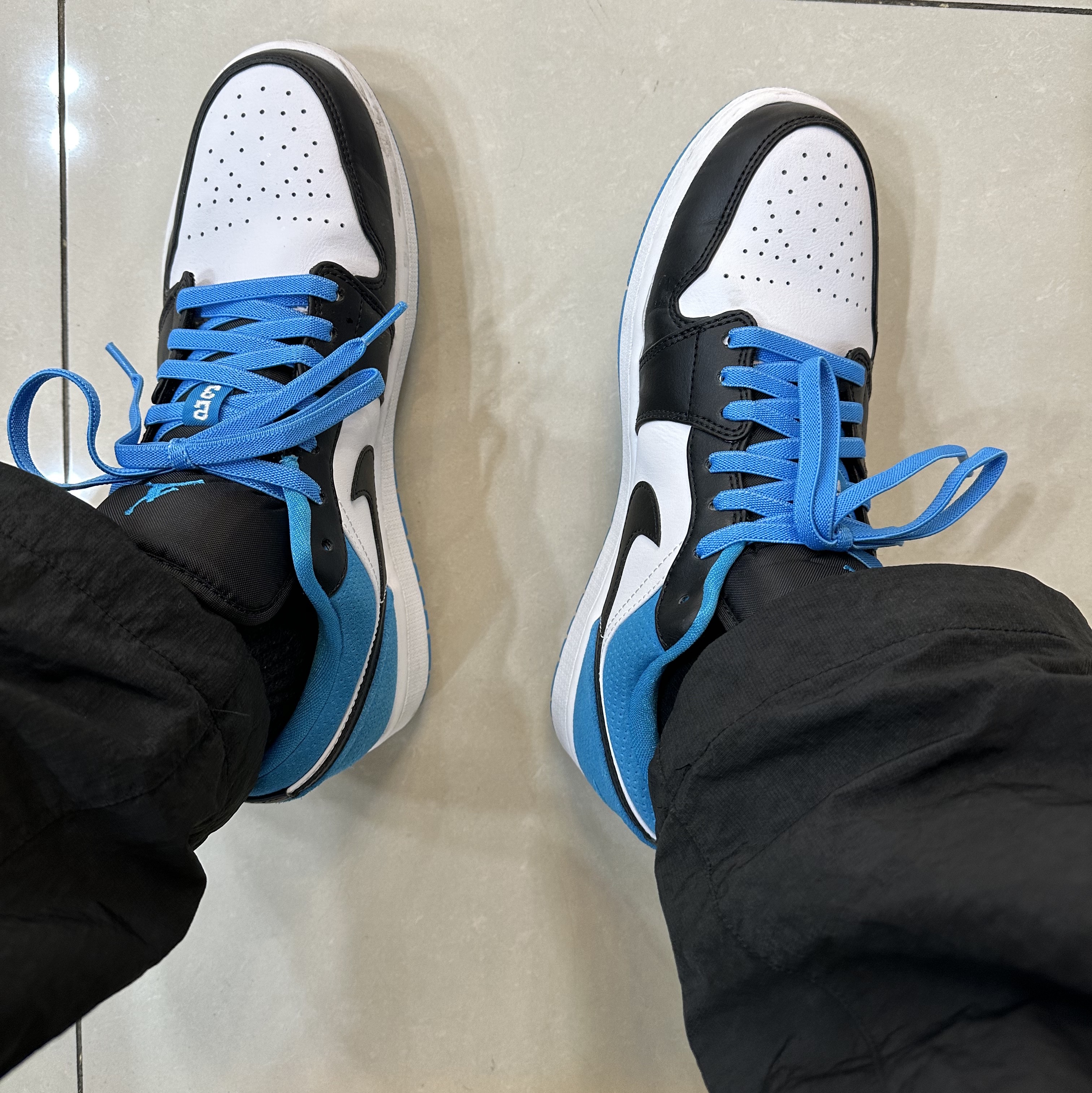Jordan 1 Low SE Laser Blue 착용 스타일 - 2