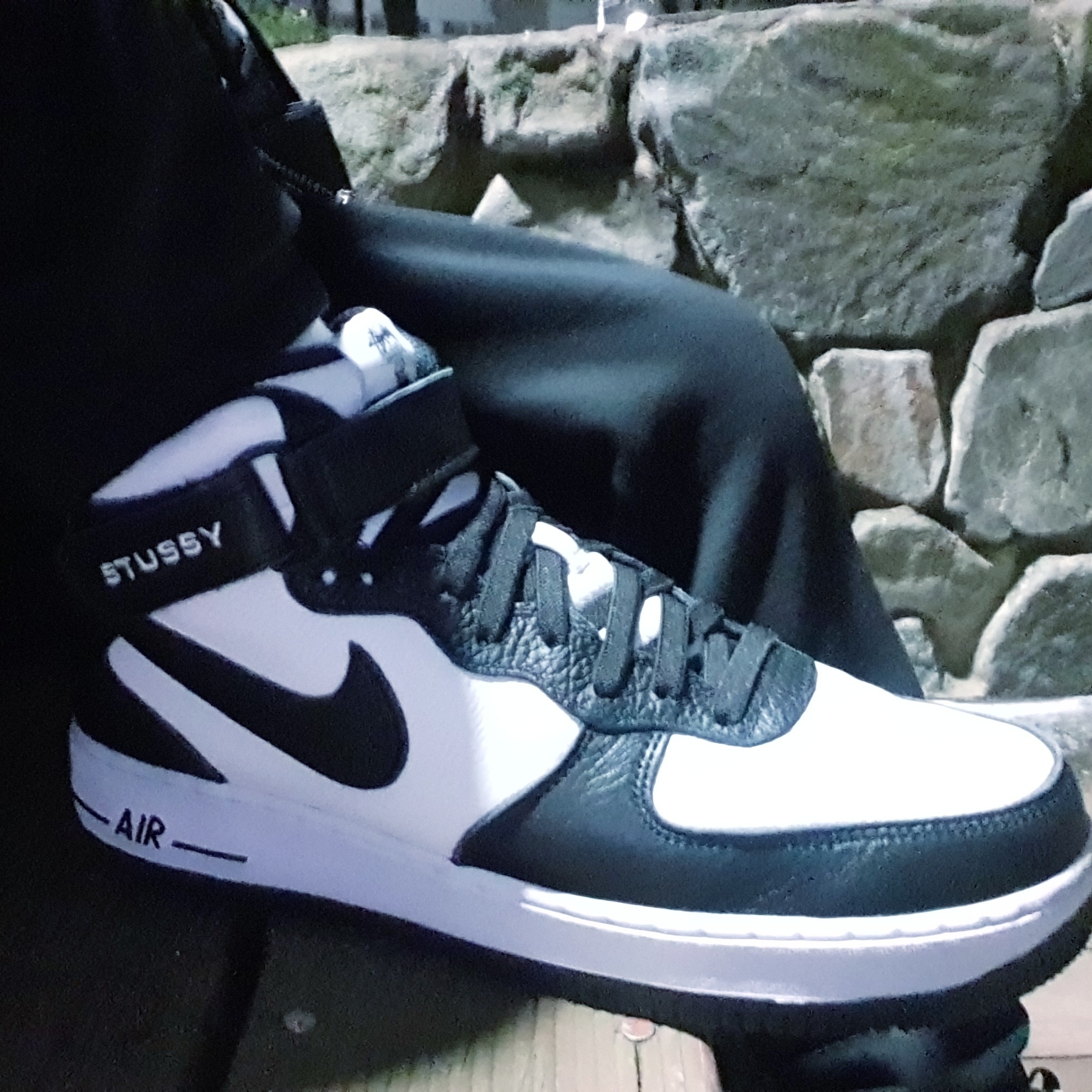 Nike x Stussy Air Force 1 '07 Mid SP Black and Light Bone 착용 스타일