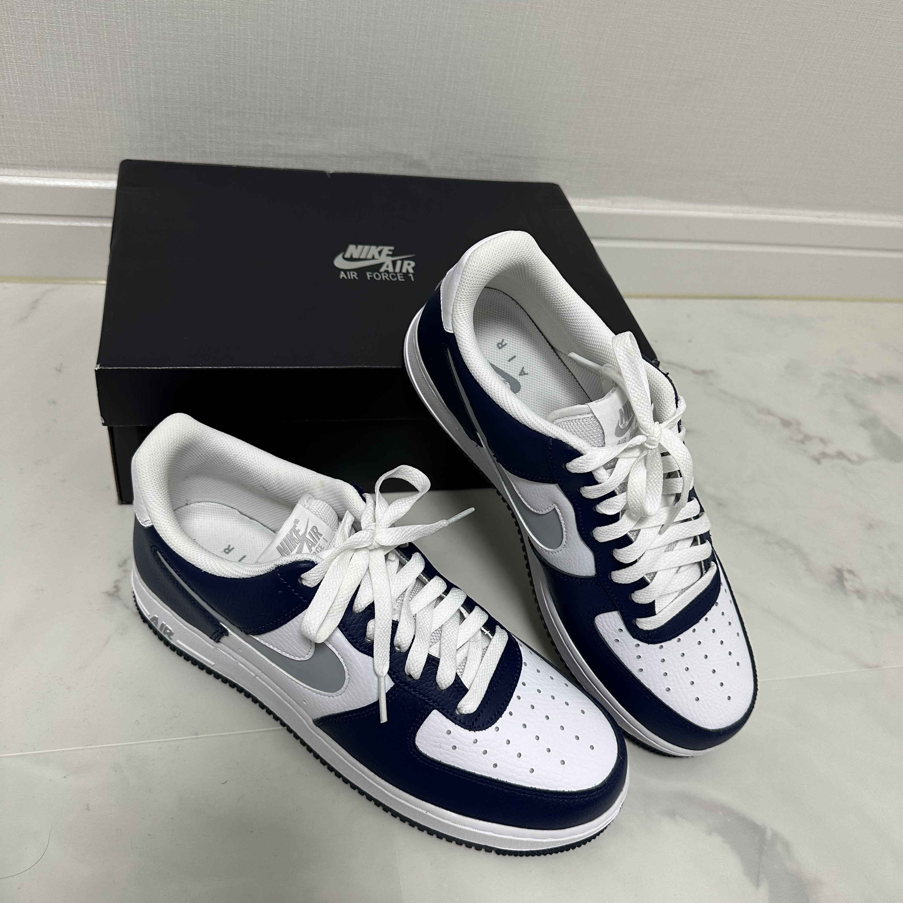 Nike Air Force 1 '07 Cut Out Swoosh Midnight Navy 착용 스타일 - 1