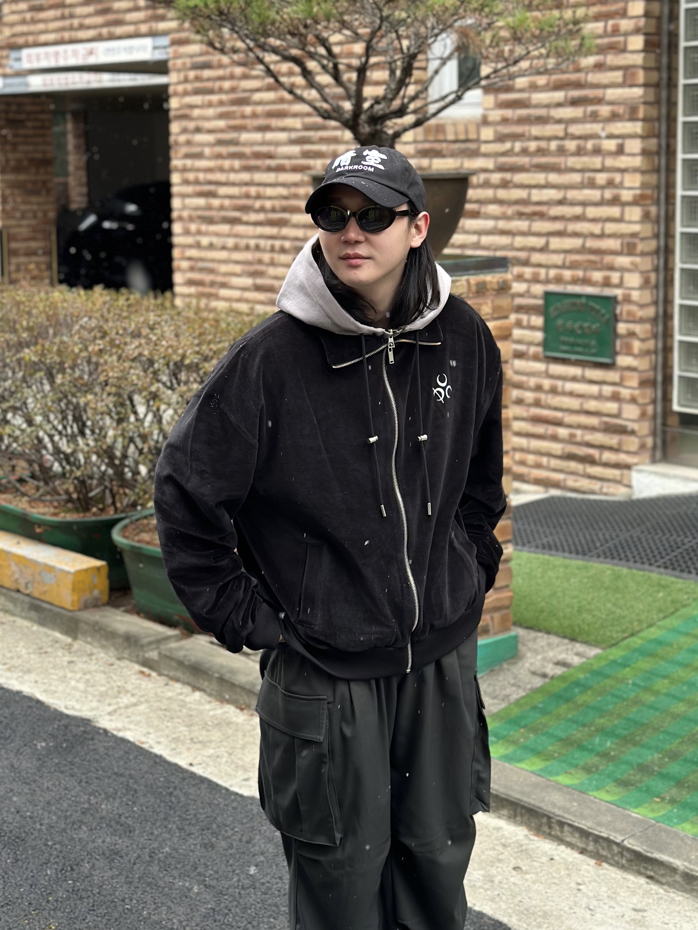Darkr8m Studio White Logo Cap, Nike x Ambush Dunk High Black 착용 스타일 - 3