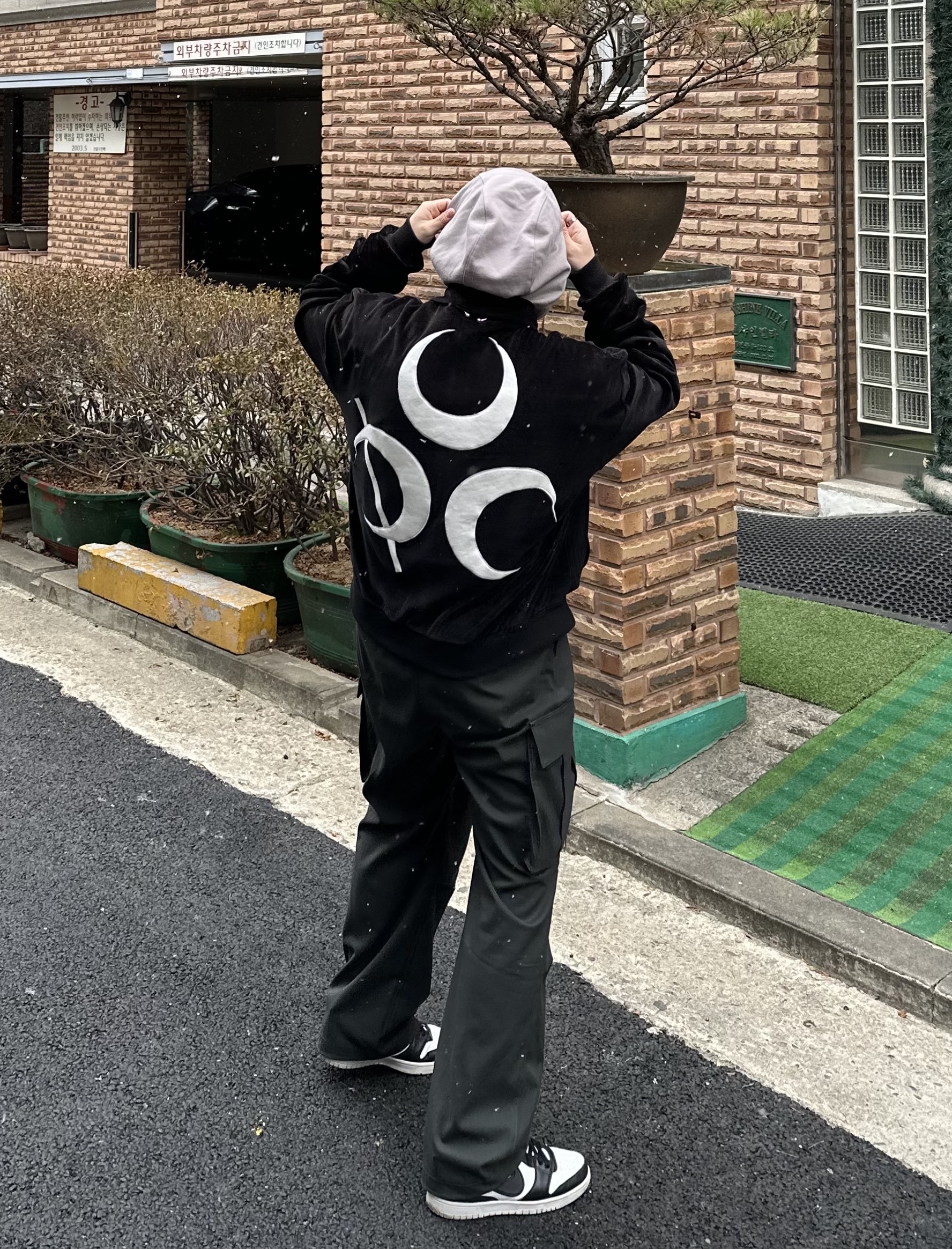 Darkr8m Studio White Logo Cap, Nike x Ambush Dunk High Black 착용 스타일 - 5