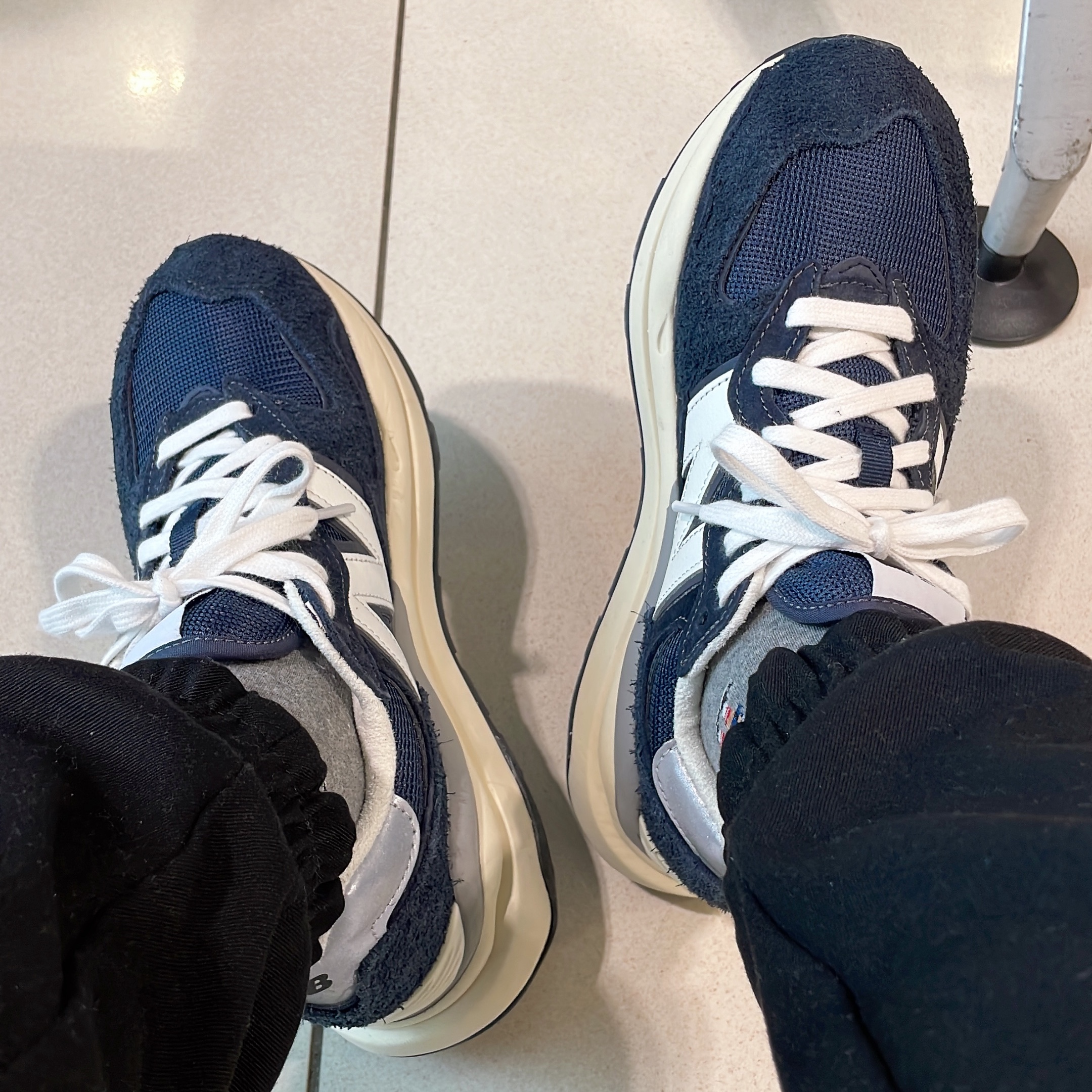 New Balance 5740 Vintage Lux Eclipse 착용 스타일
