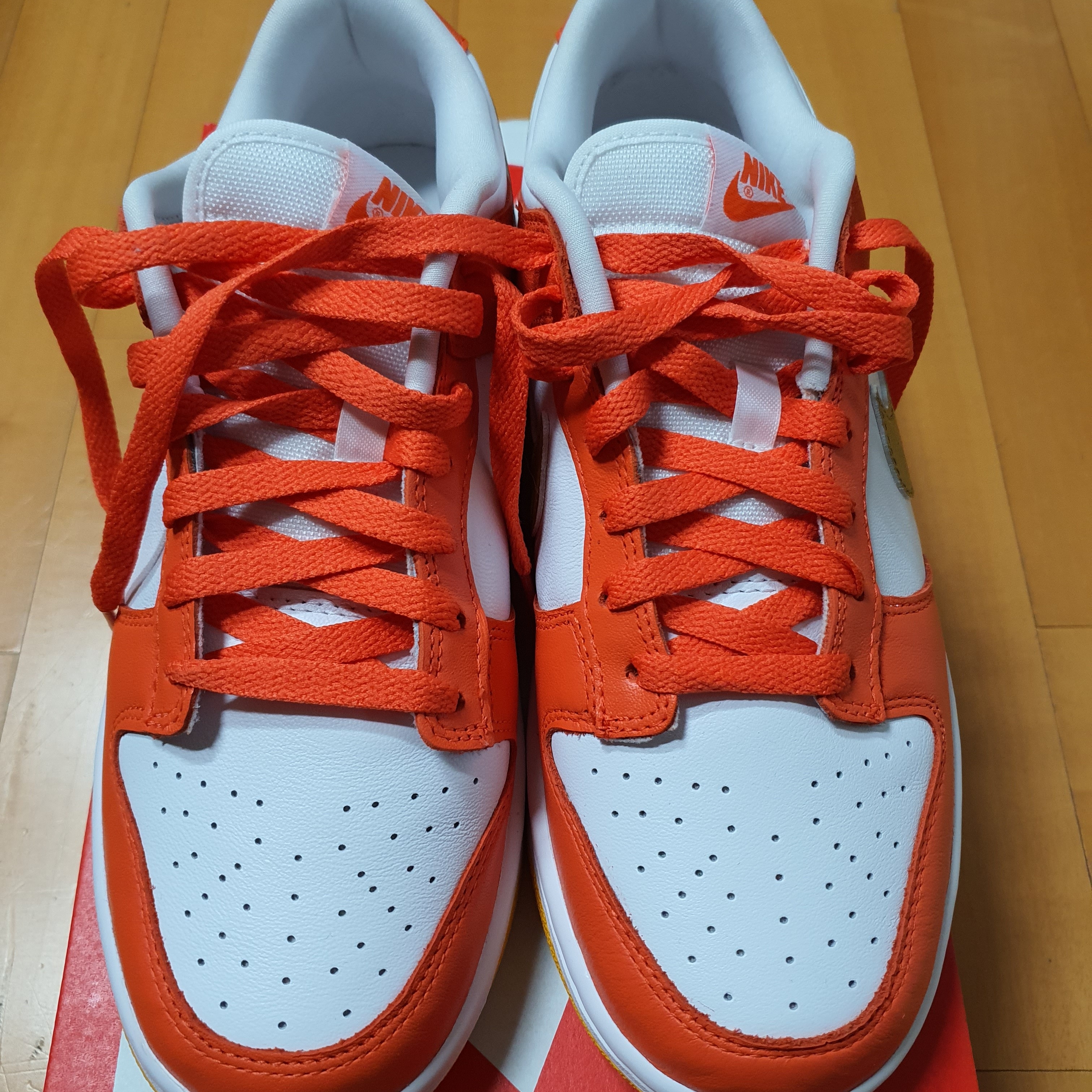 (W) Nike Dunk Low University Gold 착용 스타일 - 1