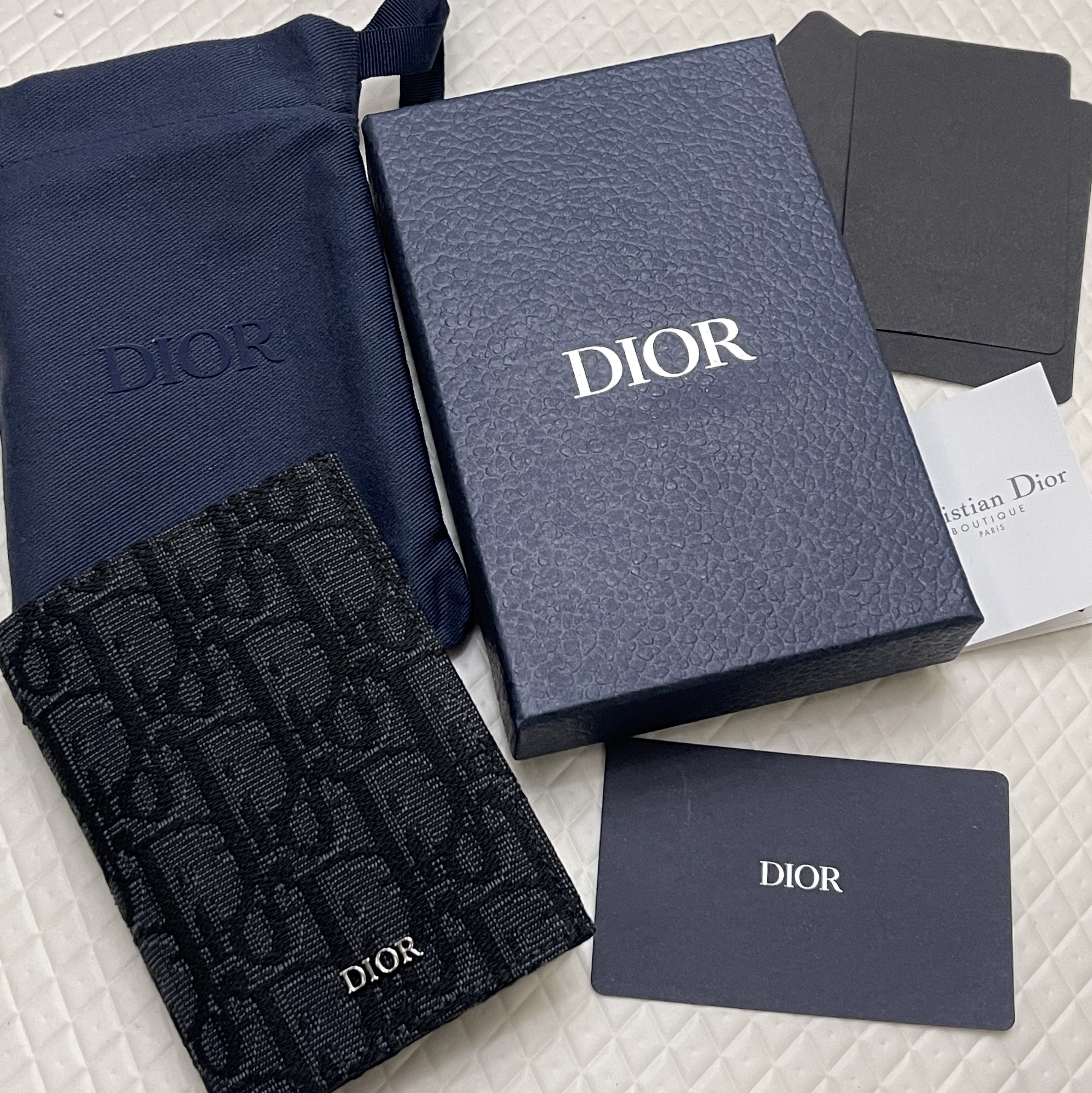 Dior Bi-Fold Card Holder Black Dior Oblique Jacquard 착용 스타일