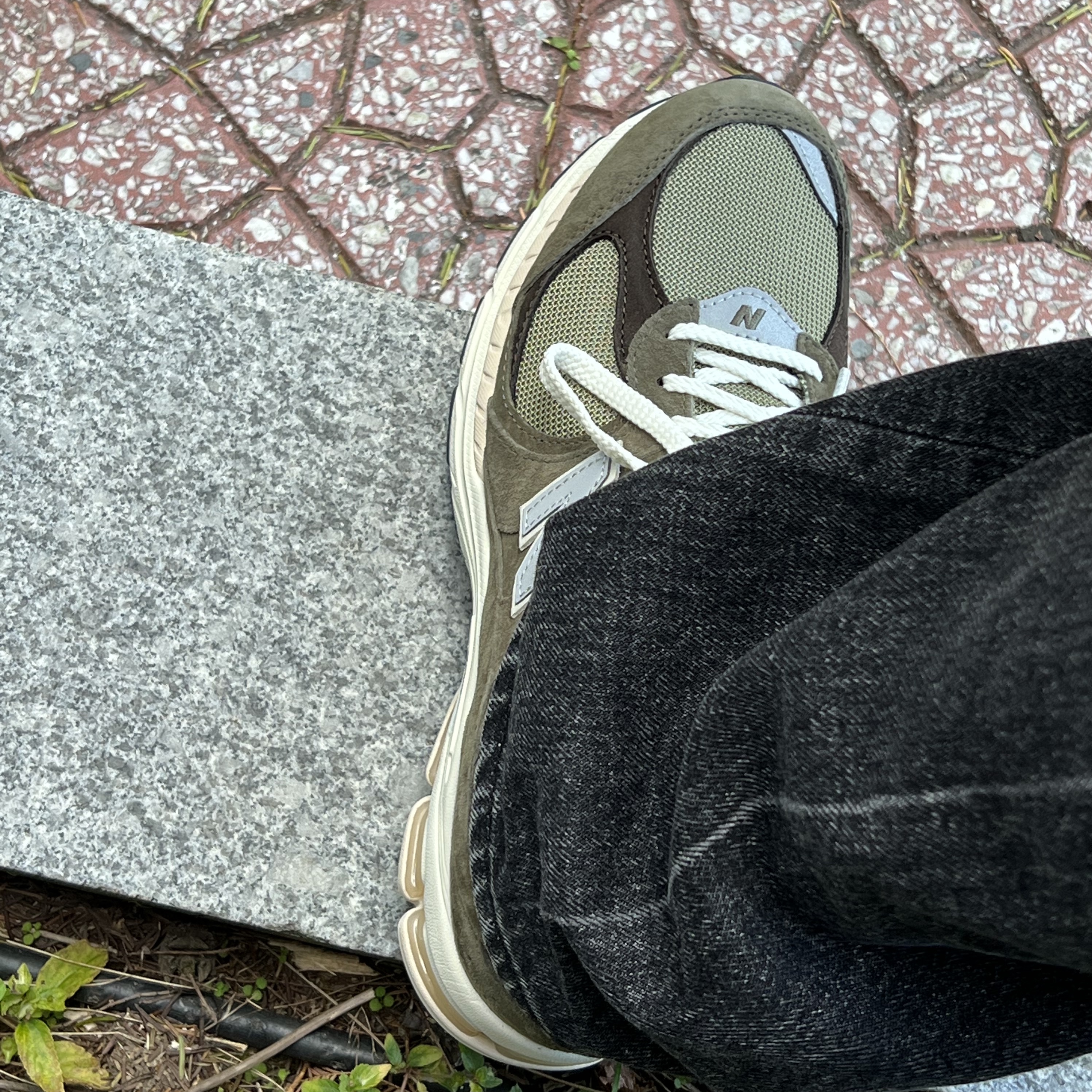 New Balance 2002R Special Vintage Khaki 착용 스타일 - 3