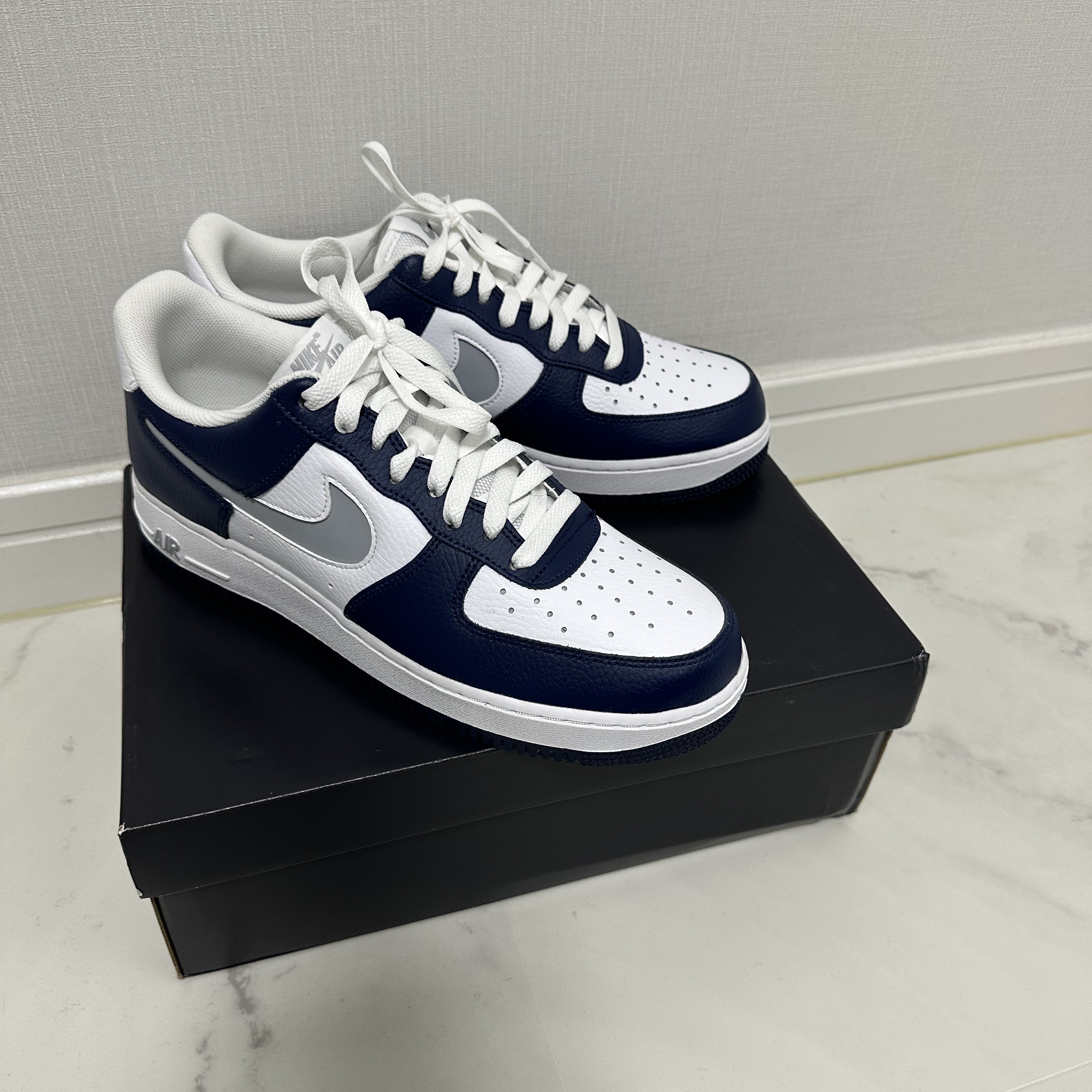 Nike Air Force 1 '07 Cut Out Swoosh Midnight Navy 착용 스타일 - 2