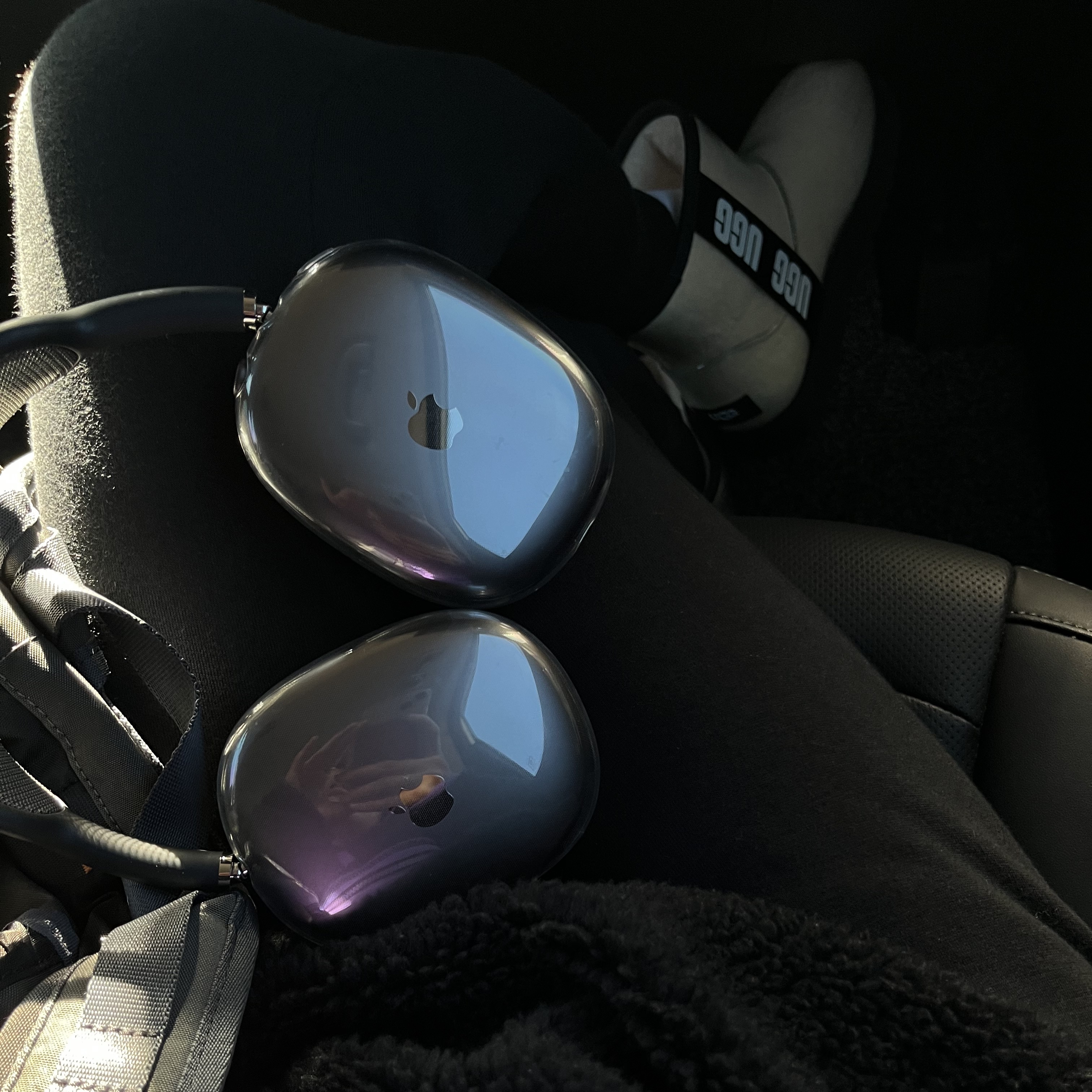 Apple AirPods Max Lightning Space Gray (Korean Ver.), (W) UGG Classic Clear Mini Boots Natural Black 착용 스타일