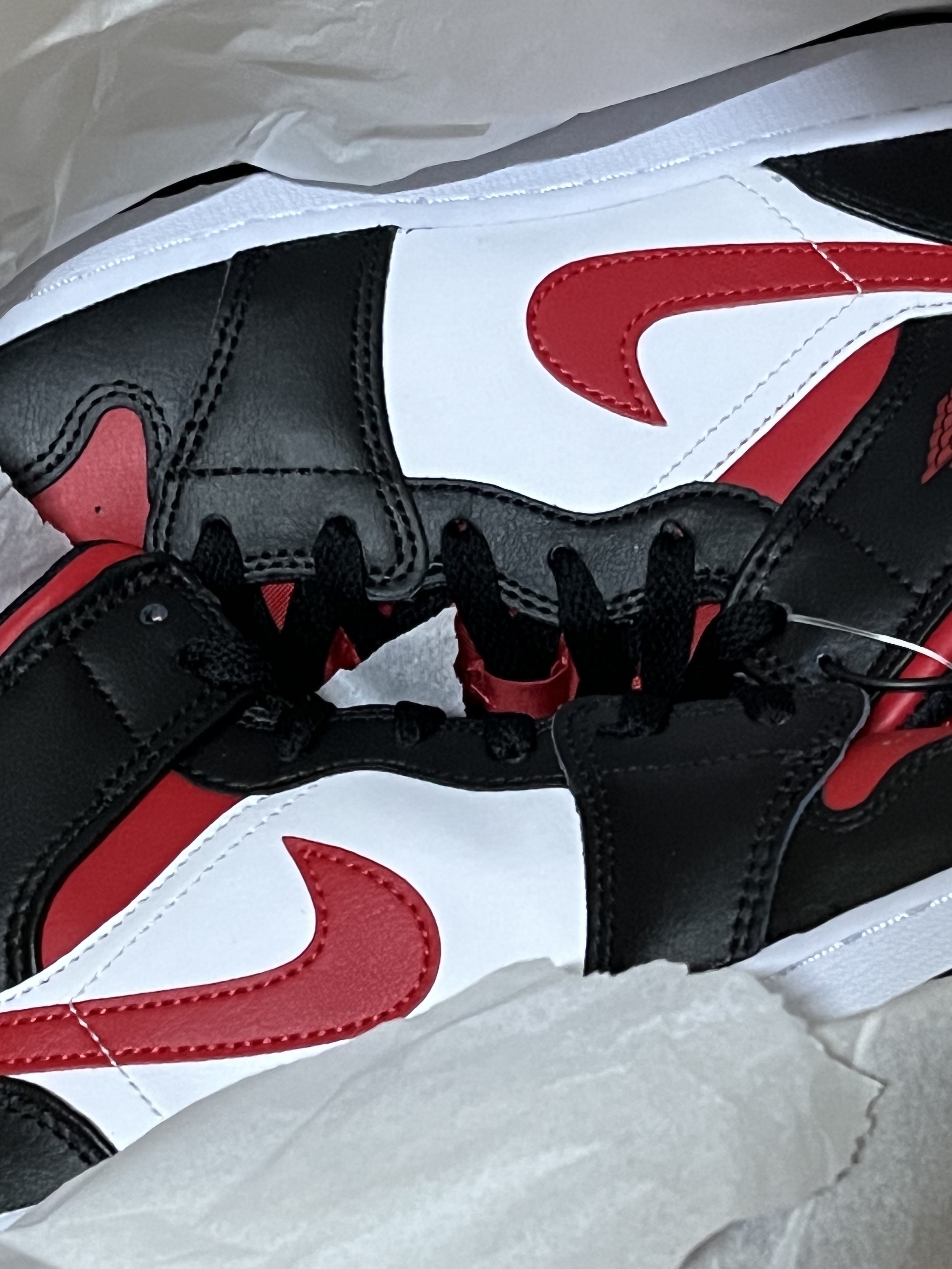 (GS) Jordan 1 Mid Black Fire Red 착용 스타일 - 1