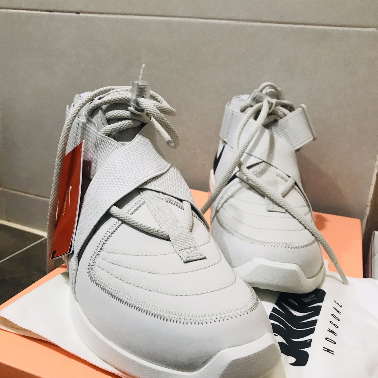 Nike x Fear of God Air Fear of God Raid Light Bone 착용 스타일 - 4