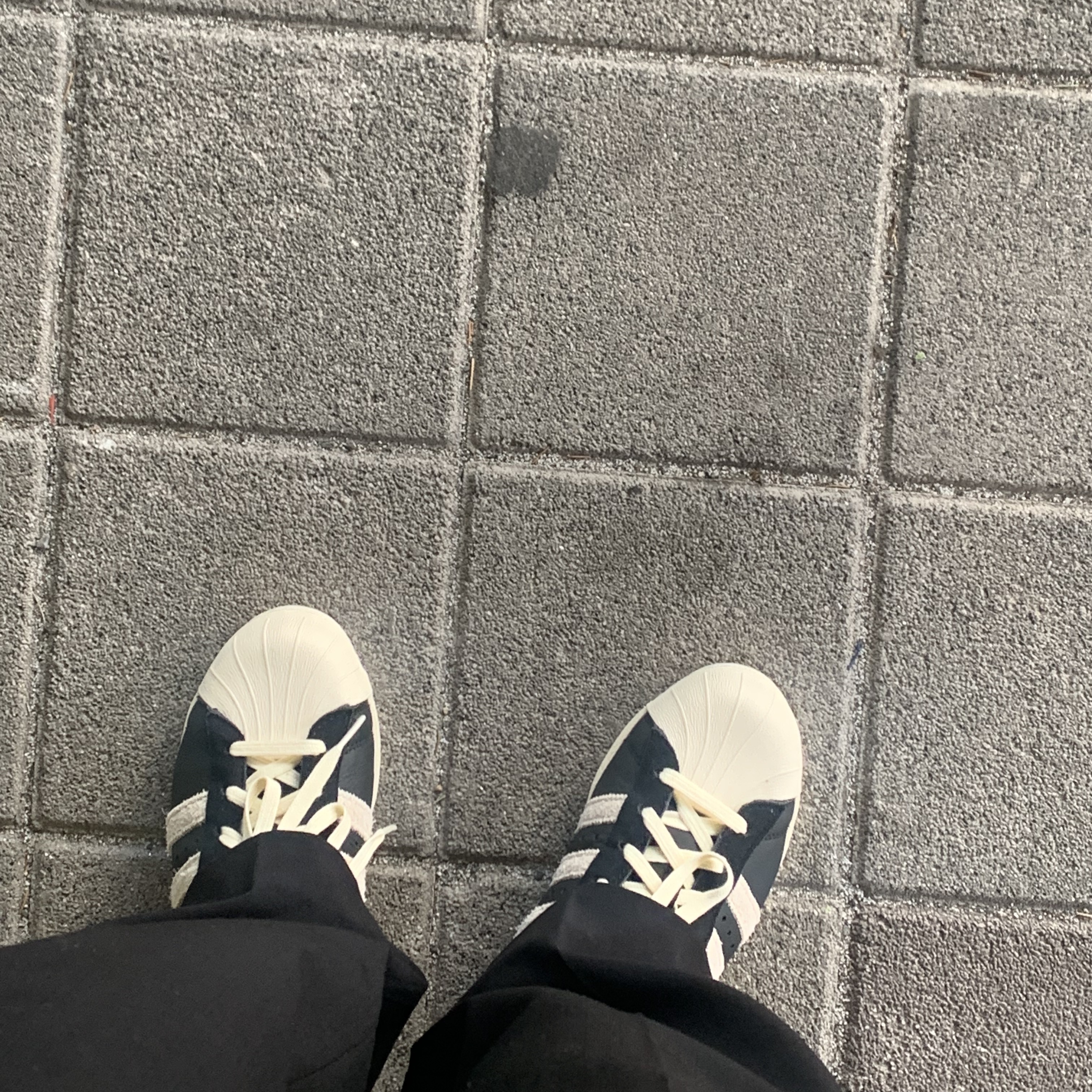 Adidas Superstar 82 Black White 착용 스타일 - 1